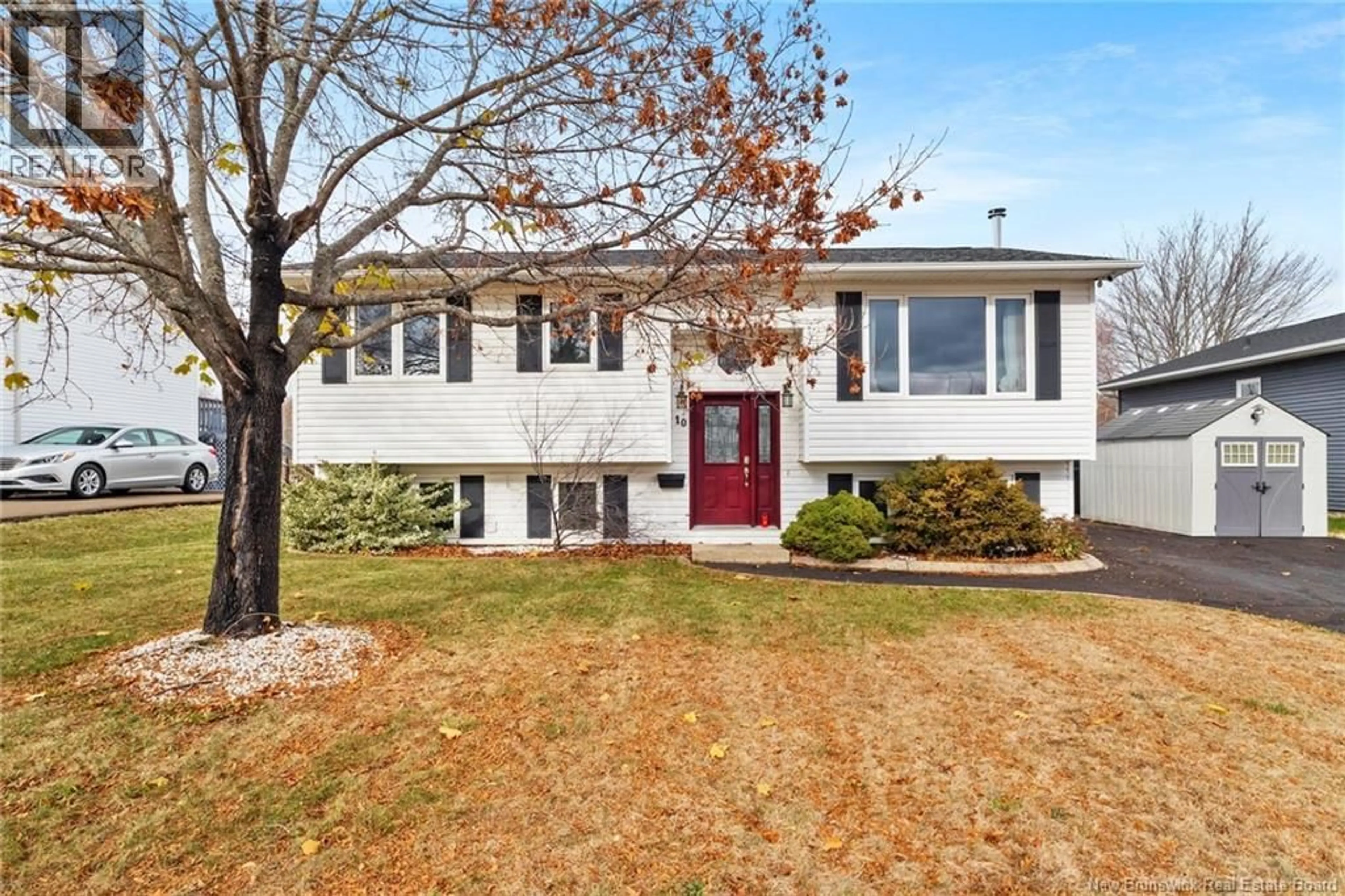 Home with vinyl exterior material, street for 10 CHATHAM AVENUE, Oromocto New Brunswick E2V2S3