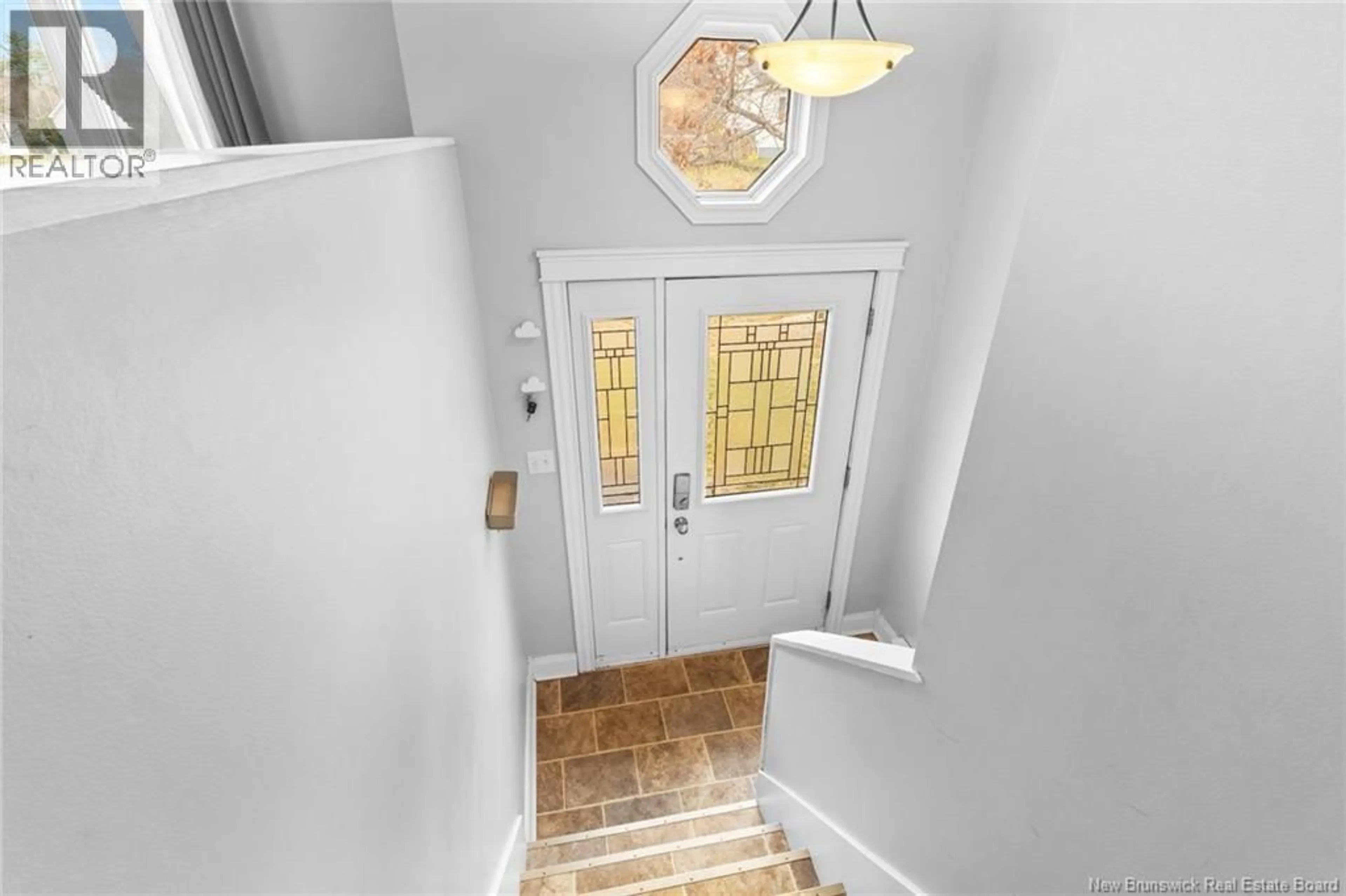 Indoor foyer for 10 CHATHAM AVENUE, Oromocto New Brunswick E2V2S3