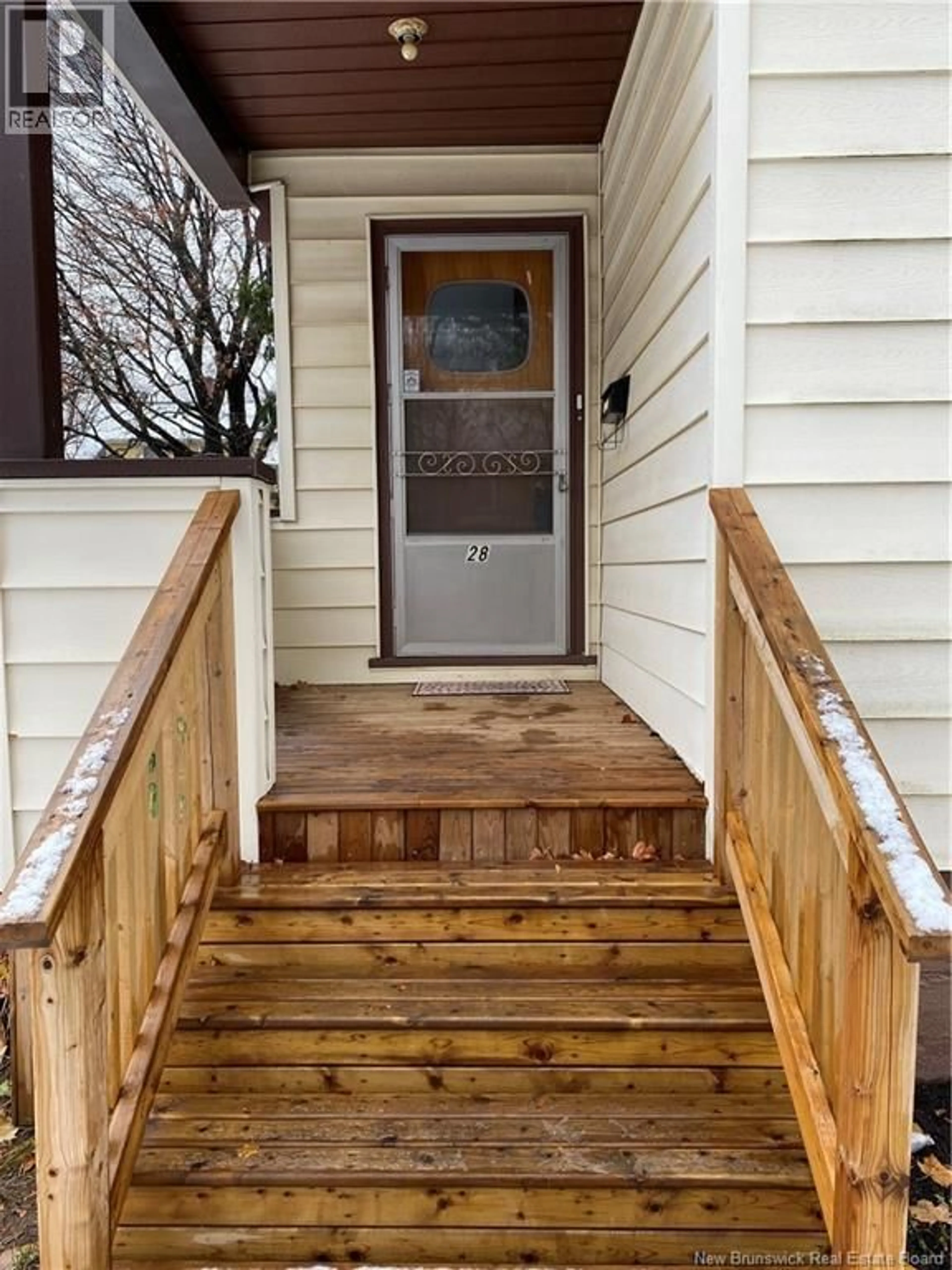 Indoor entryway for 28 PORTLEDGE, Moncton New Brunswick E1C5S4
