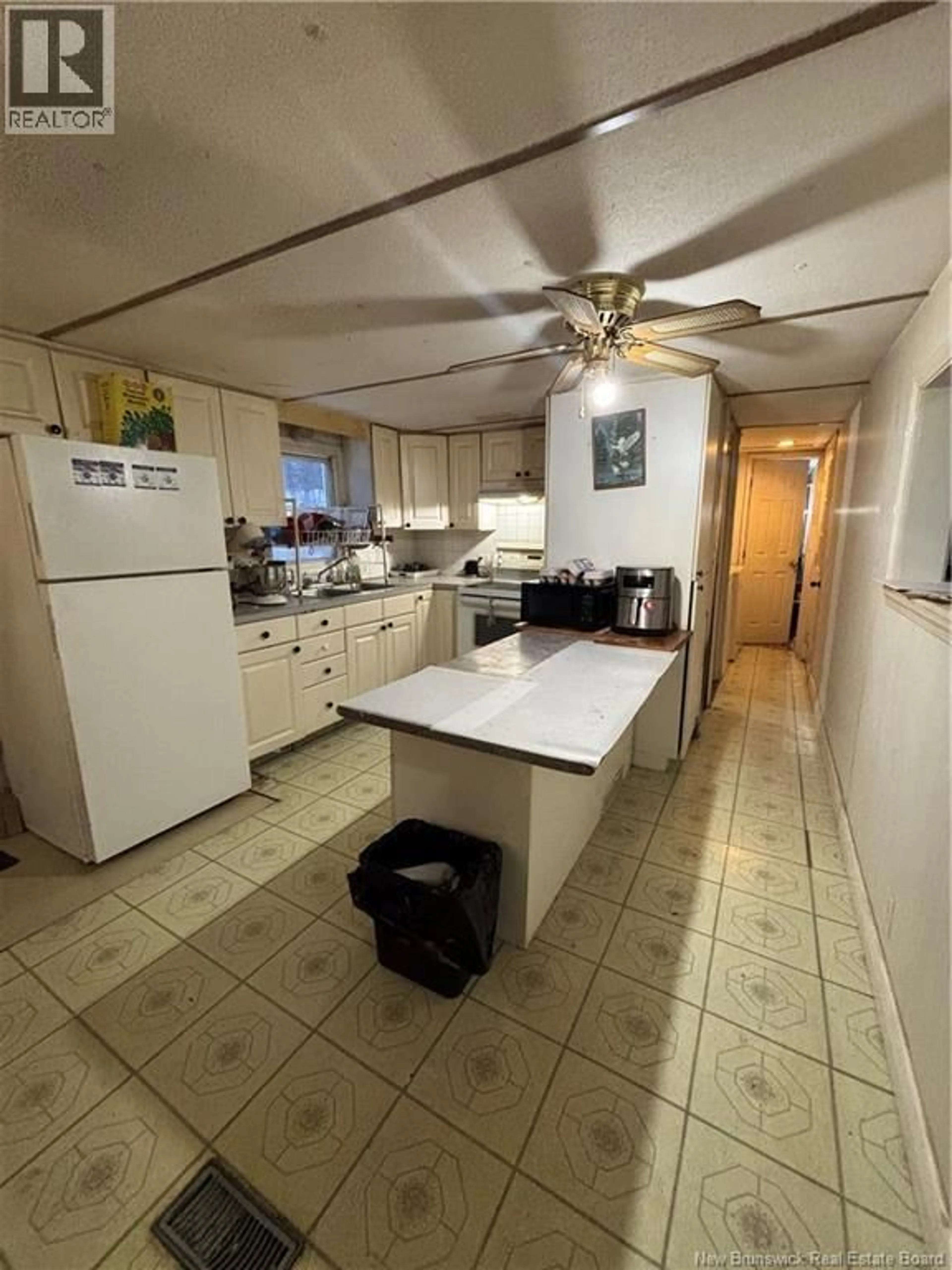 Standard kitchen, unknown for 1668 ROUTE 205, Saint-François-de-Madawaska New Brunswick E7A1P8