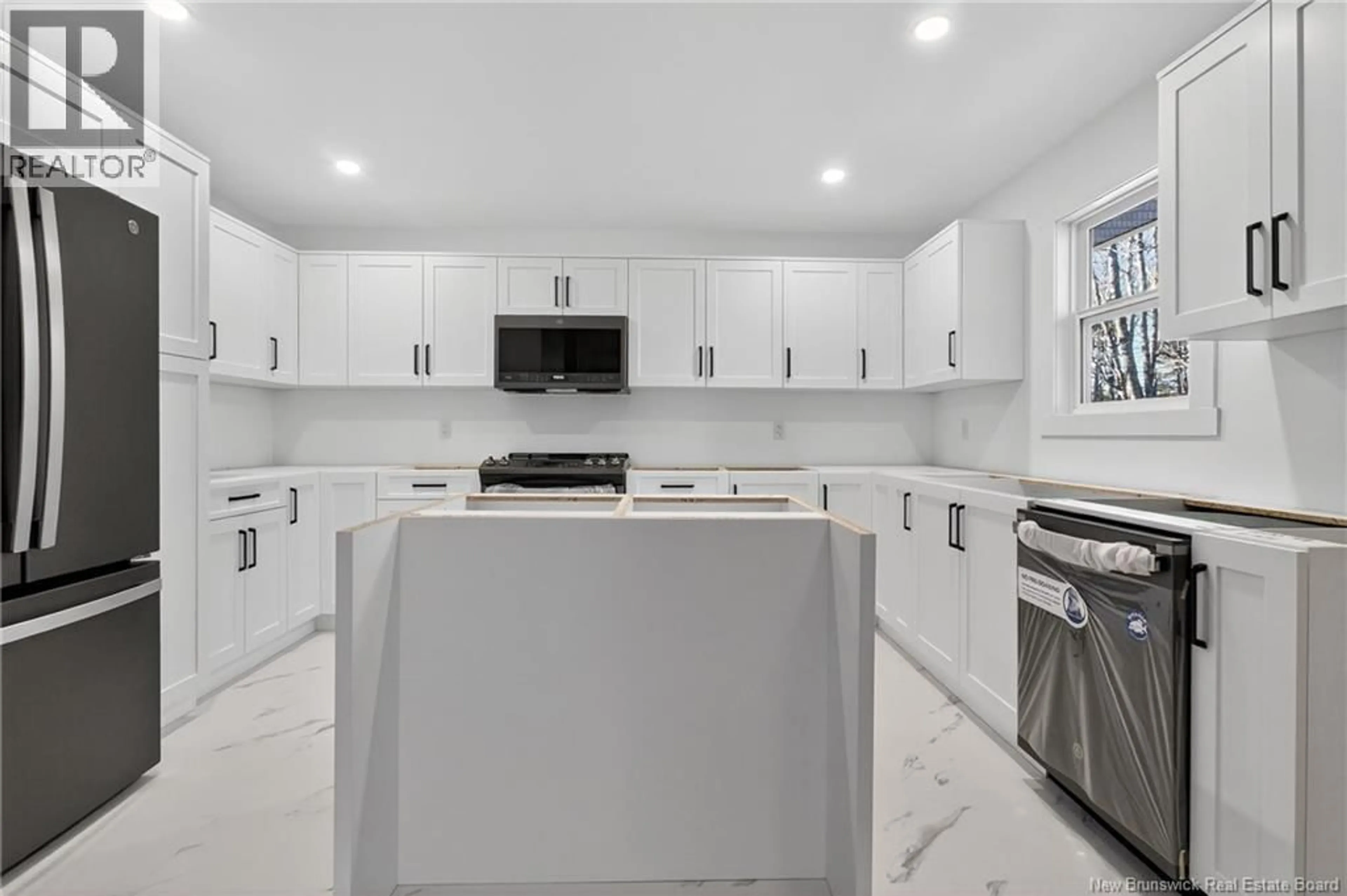 Contemporary kitchen, ceramic/tile floor for 429 ACADIE, Shediac New Brunswick E4P1C4