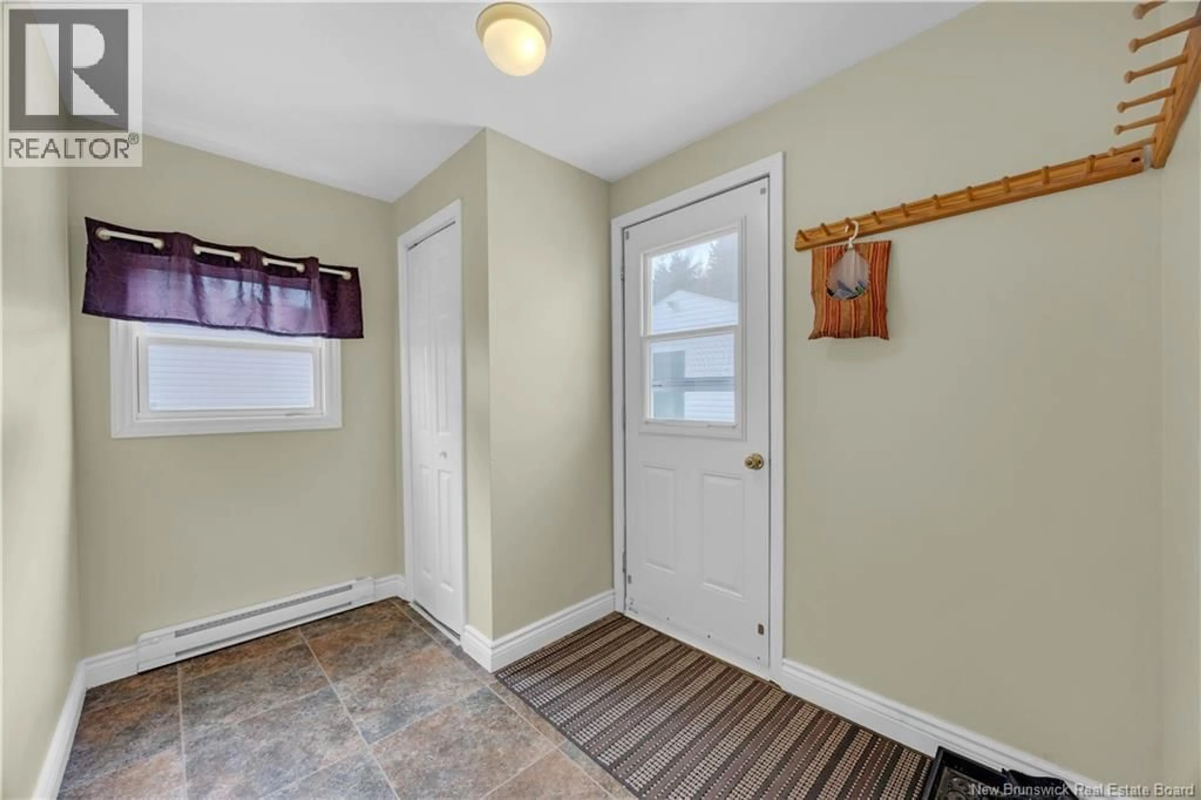 Indoor entryway for 6 FIRST STREET, Quispamsis New Brunswick E2G1V2