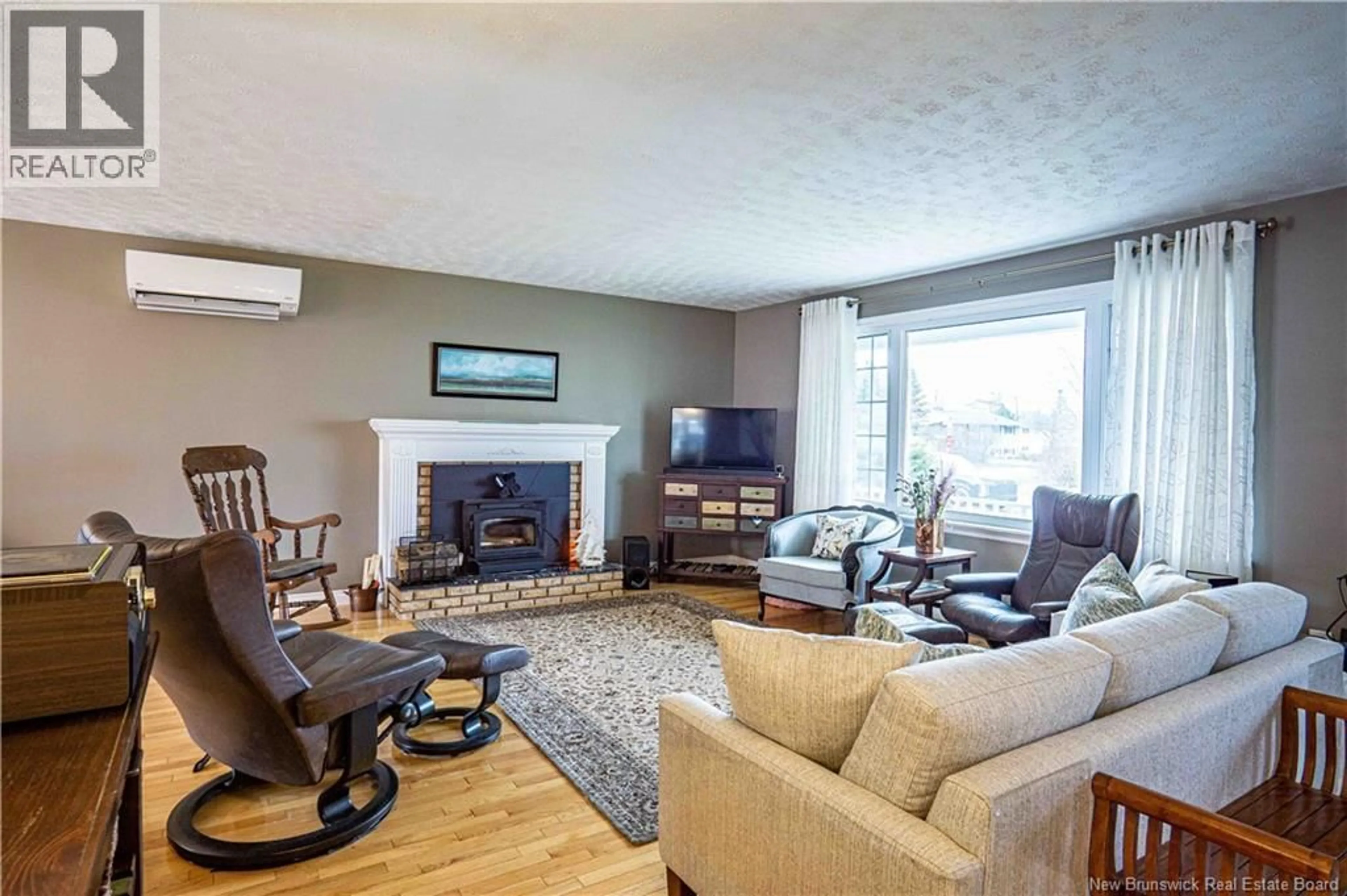Living room with furniture, wood/laminate floor for 6 SPRUCEWOOD DRIVE, New Maryland New Brunswick E3C1C7