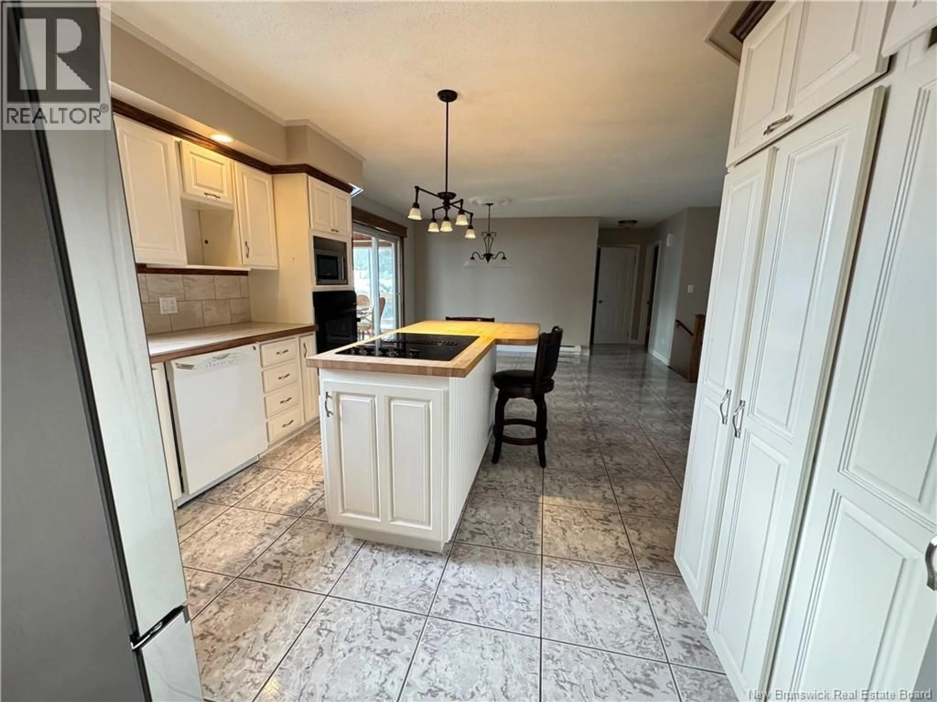 Open concept kitchen, ceramic/tile floor for 17 RUE BEAUSÉJOUR, Saint-Quentin New Brunswick E8A1B7