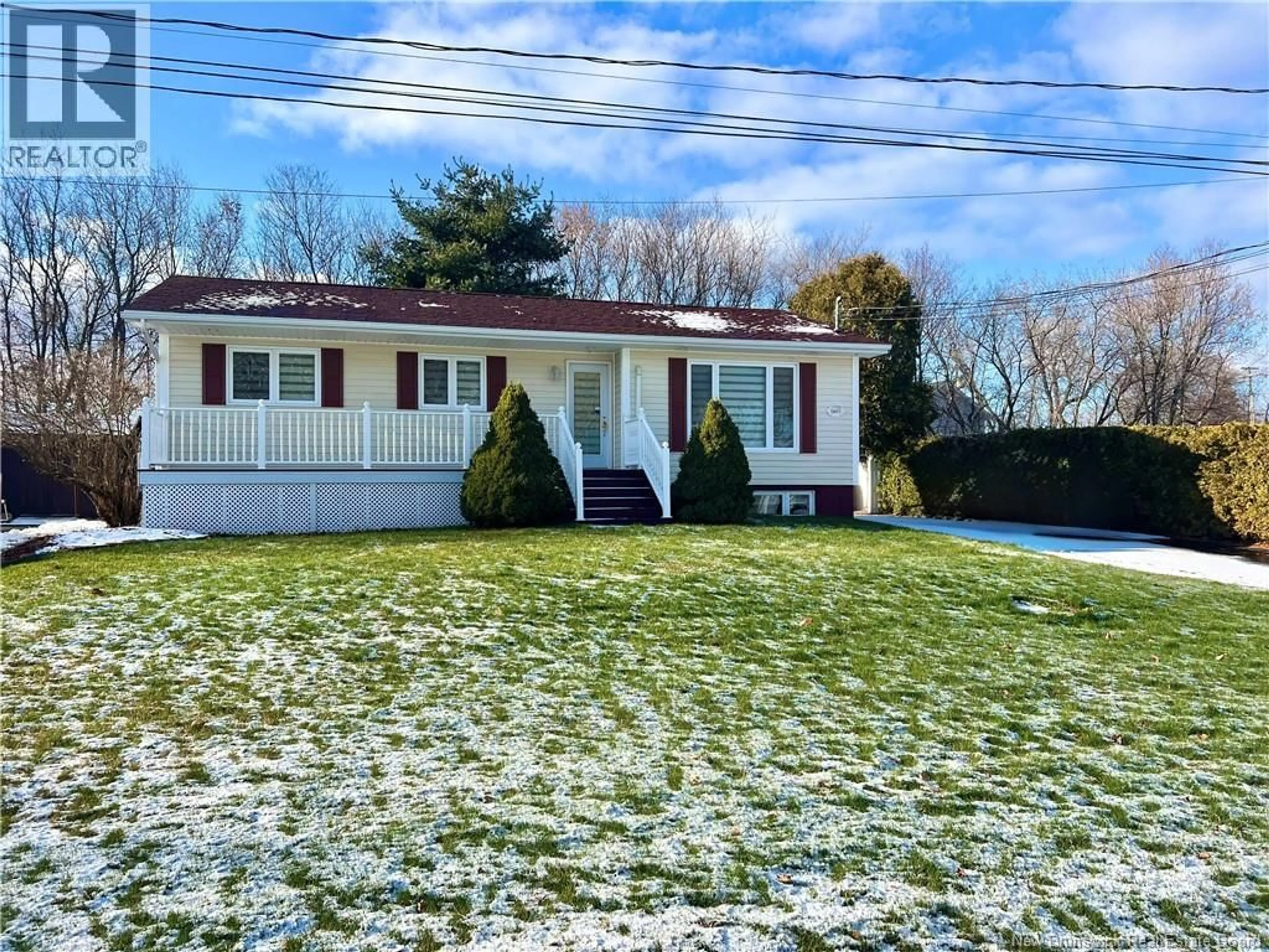 A pic from outside/outdoor area/front of a property/back of a property/a pic from drone, street for 1465 MARIA AVENUE, Bathurst New Brunswick E2A4E5