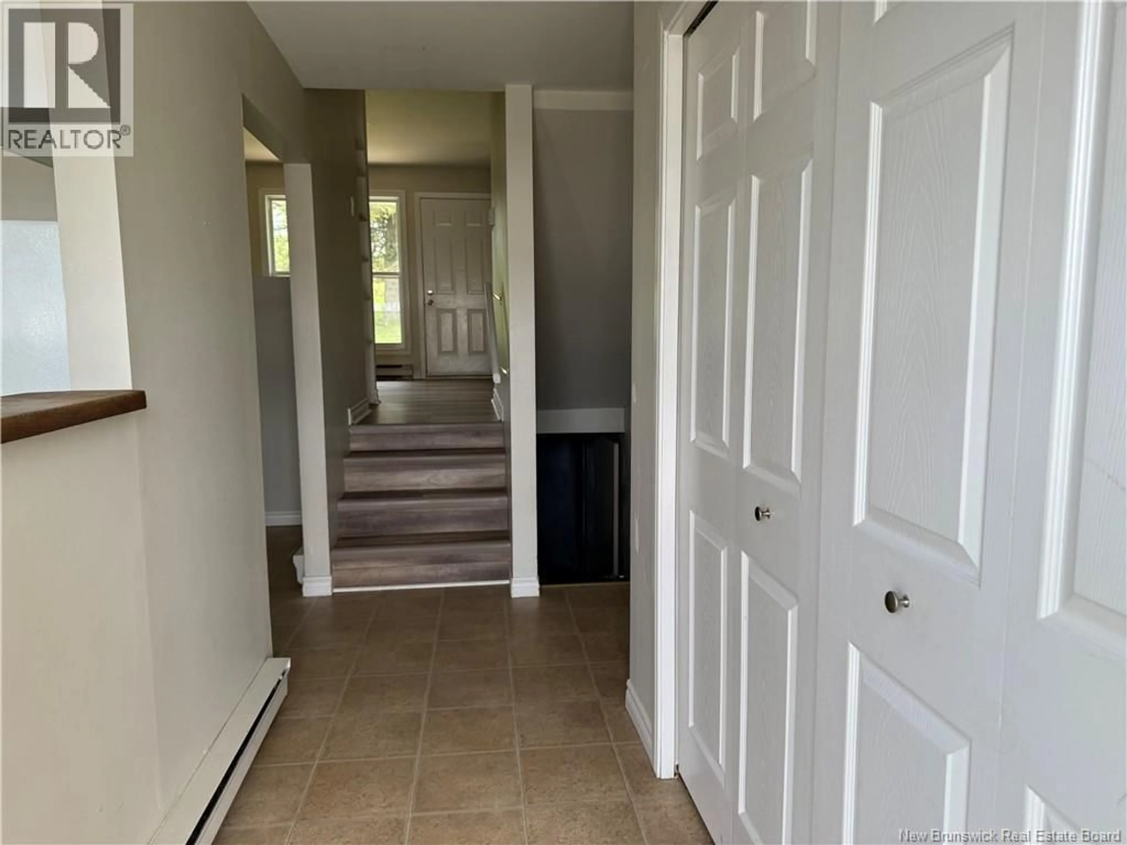 Indoor entryway for 18 - 24 SUFFOLK, Riverview New Brunswick E1B4K6