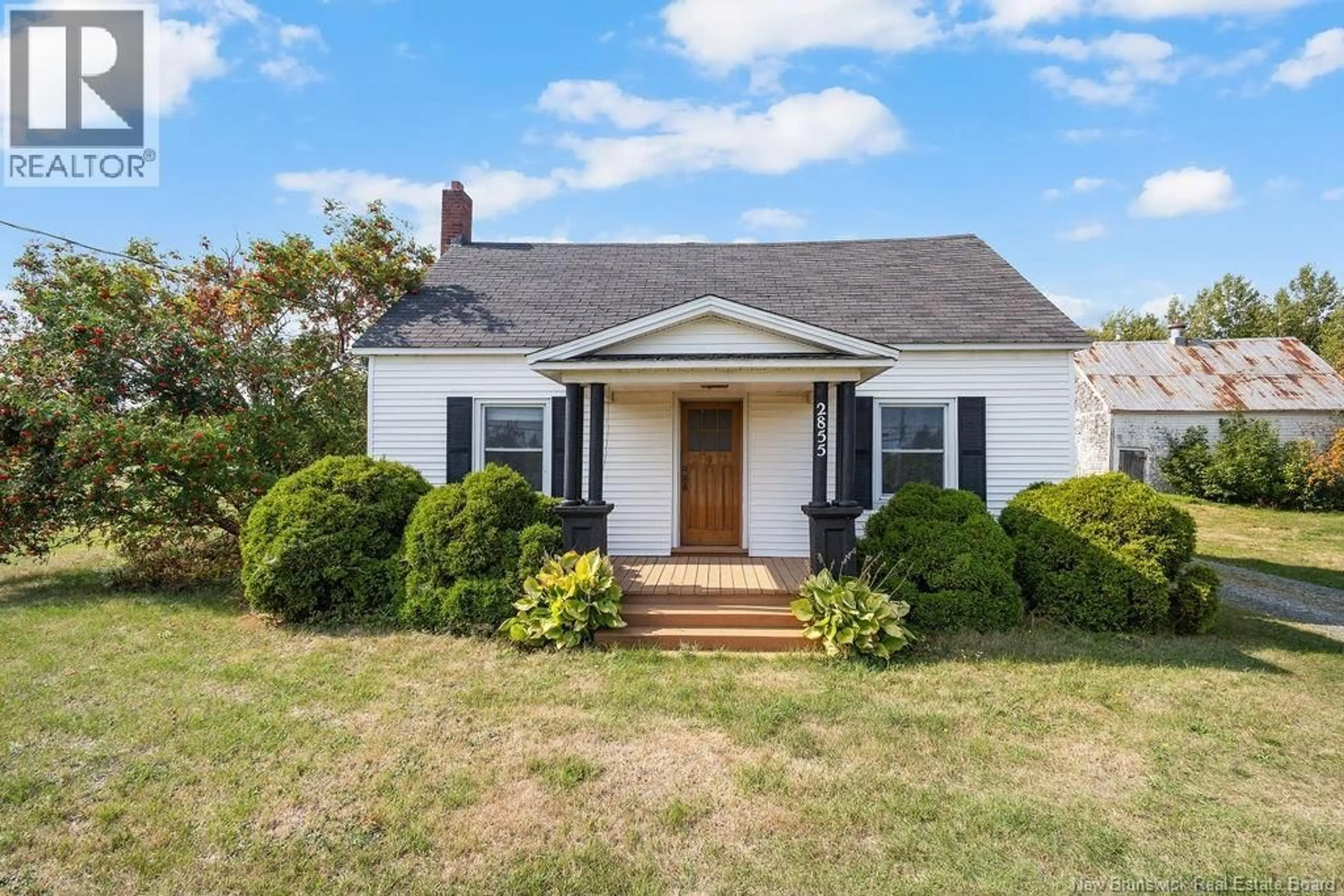 Home with vinyl exterior material, street for 2855 KING GEORGE HWY, Miramichi New Brunswick E1V7B1