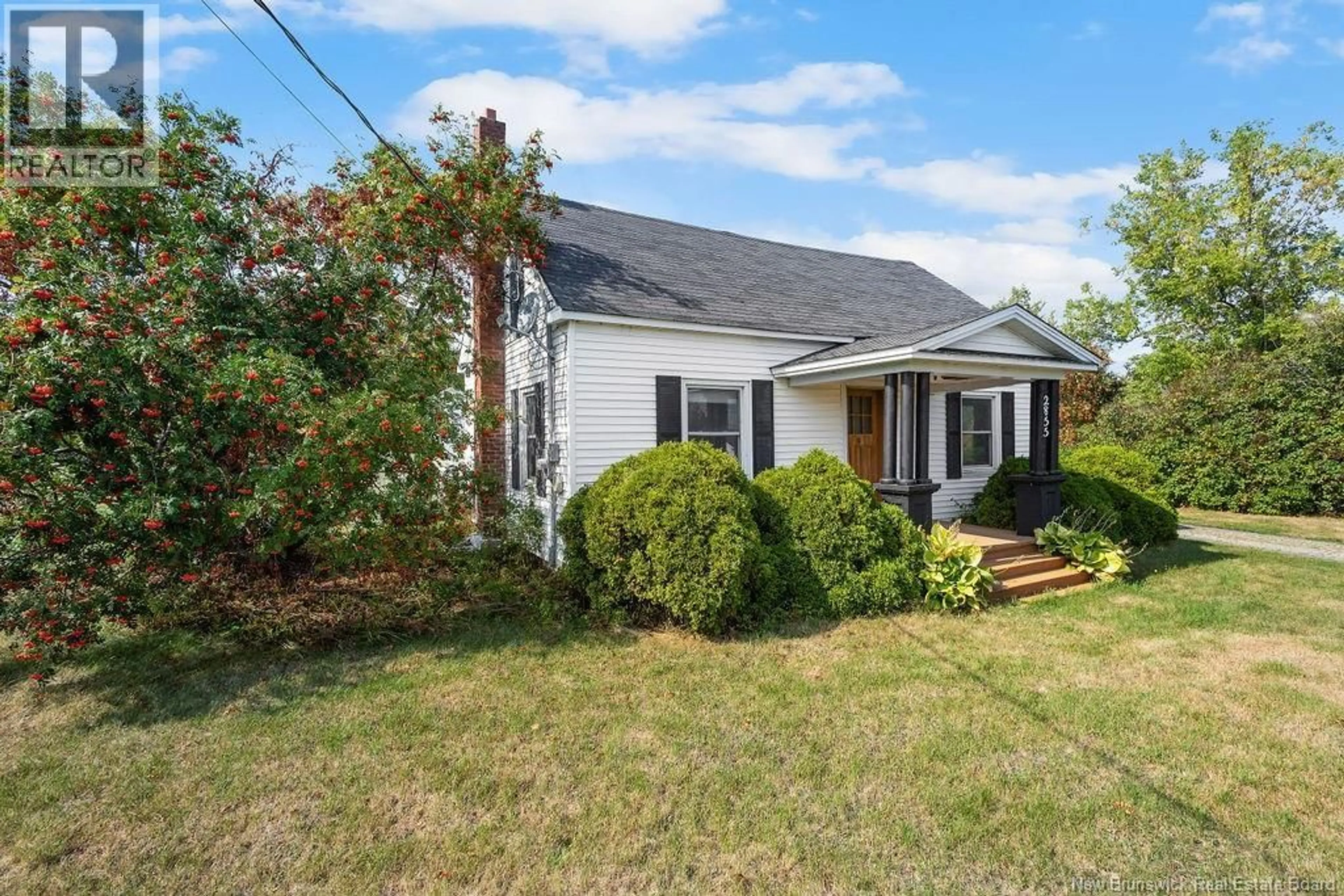 Home with vinyl exterior material, street for 2855 KING GEORGE HWY, Miramichi New Brunswick E1V7B1