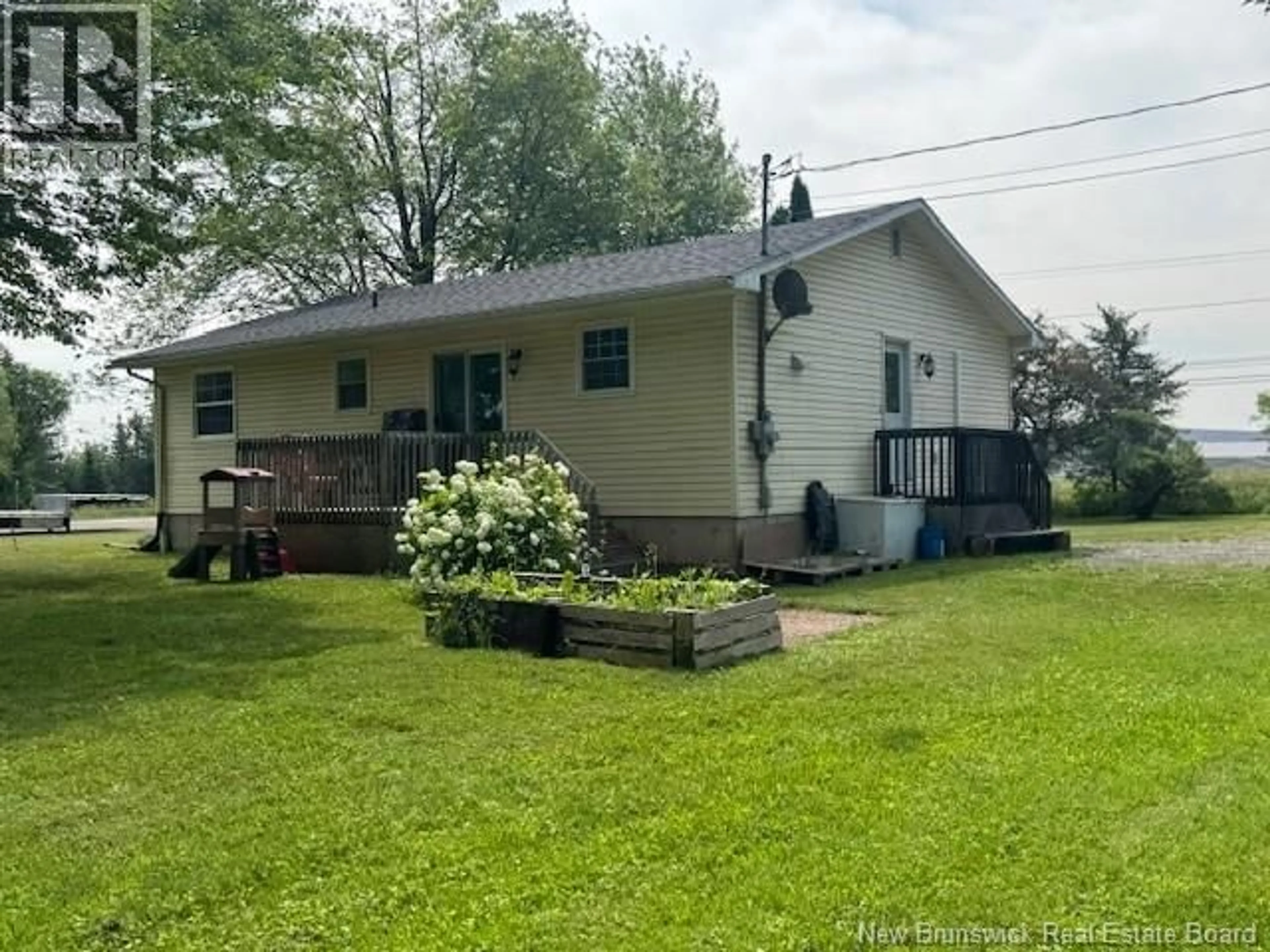 A pic from outside/outdoor area/front of a property/back of a property/a pic from drone, unknown for 41 KING STREET, Petitcodiac New Brunswick E4Z4J4