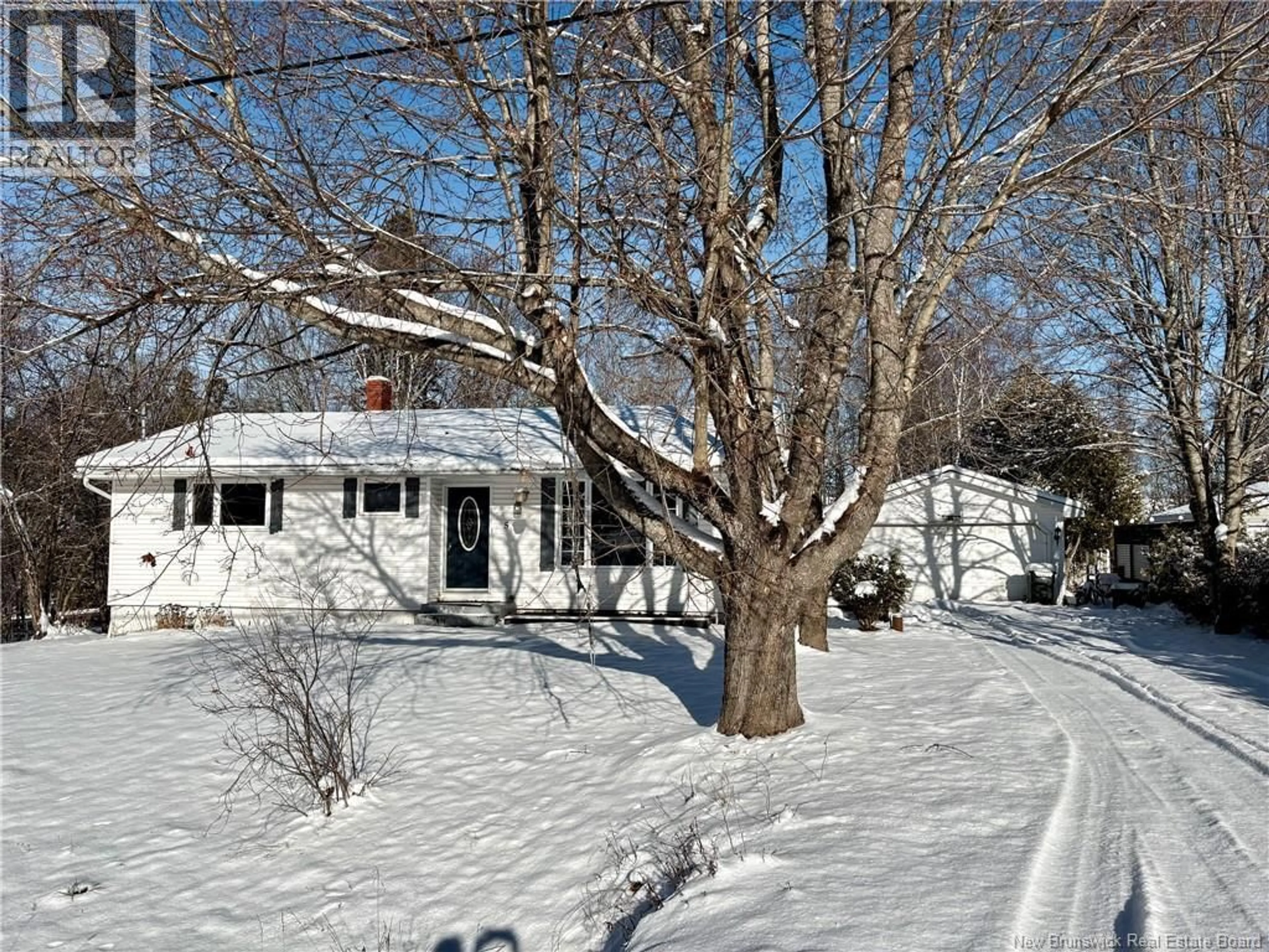 A pic from outside/outdoor area/front of a property/back of a property/a pic from drone, street for 5 BARTLETT AVENUE, Hampton New Brunswick E5N5G9