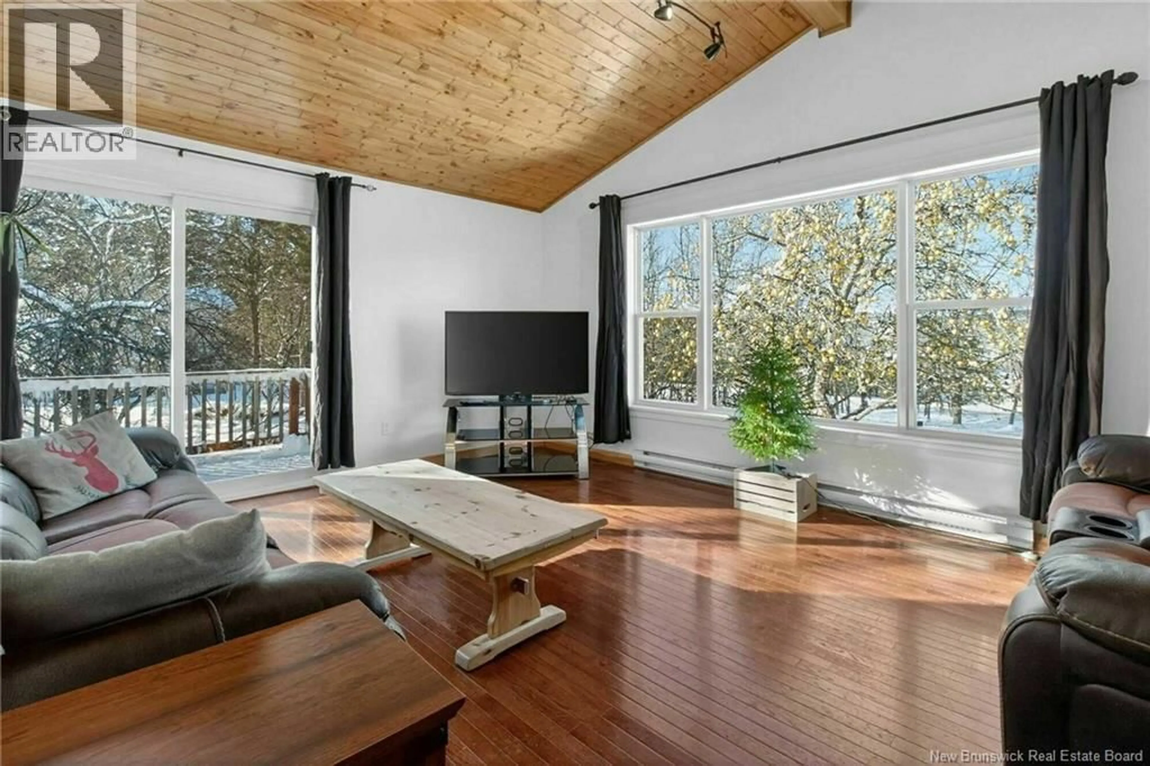 Living room with furniture, wood/laminate floor for 516 DARLINGS ISLAND ROAD, Darlings Island New Brunswick E5N6T3