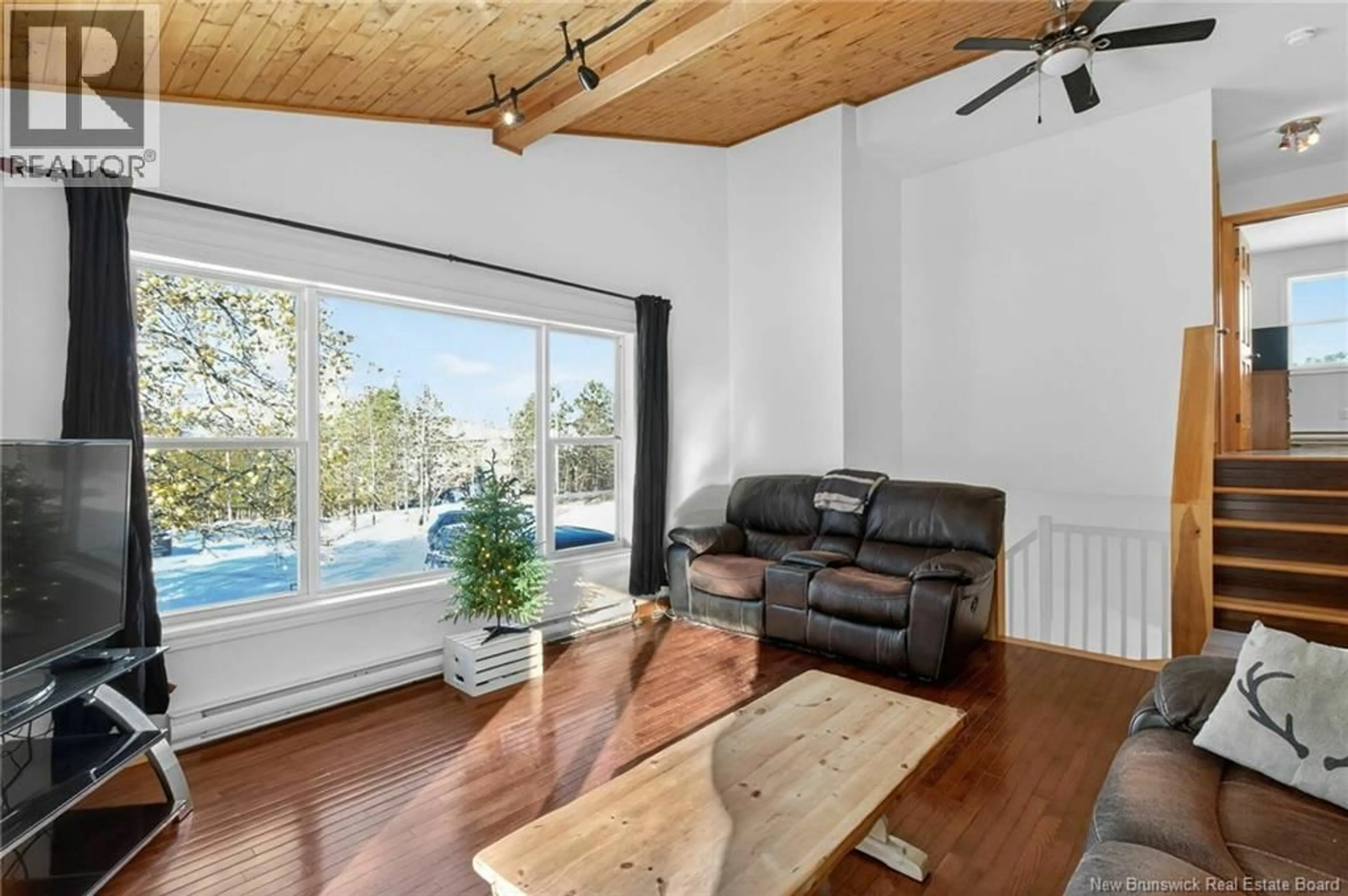 Living room with furniture, wood/laminate floor for 516 DARLINGS ISLAND ROAD, Darlings Island New Brunswick E5N6T3