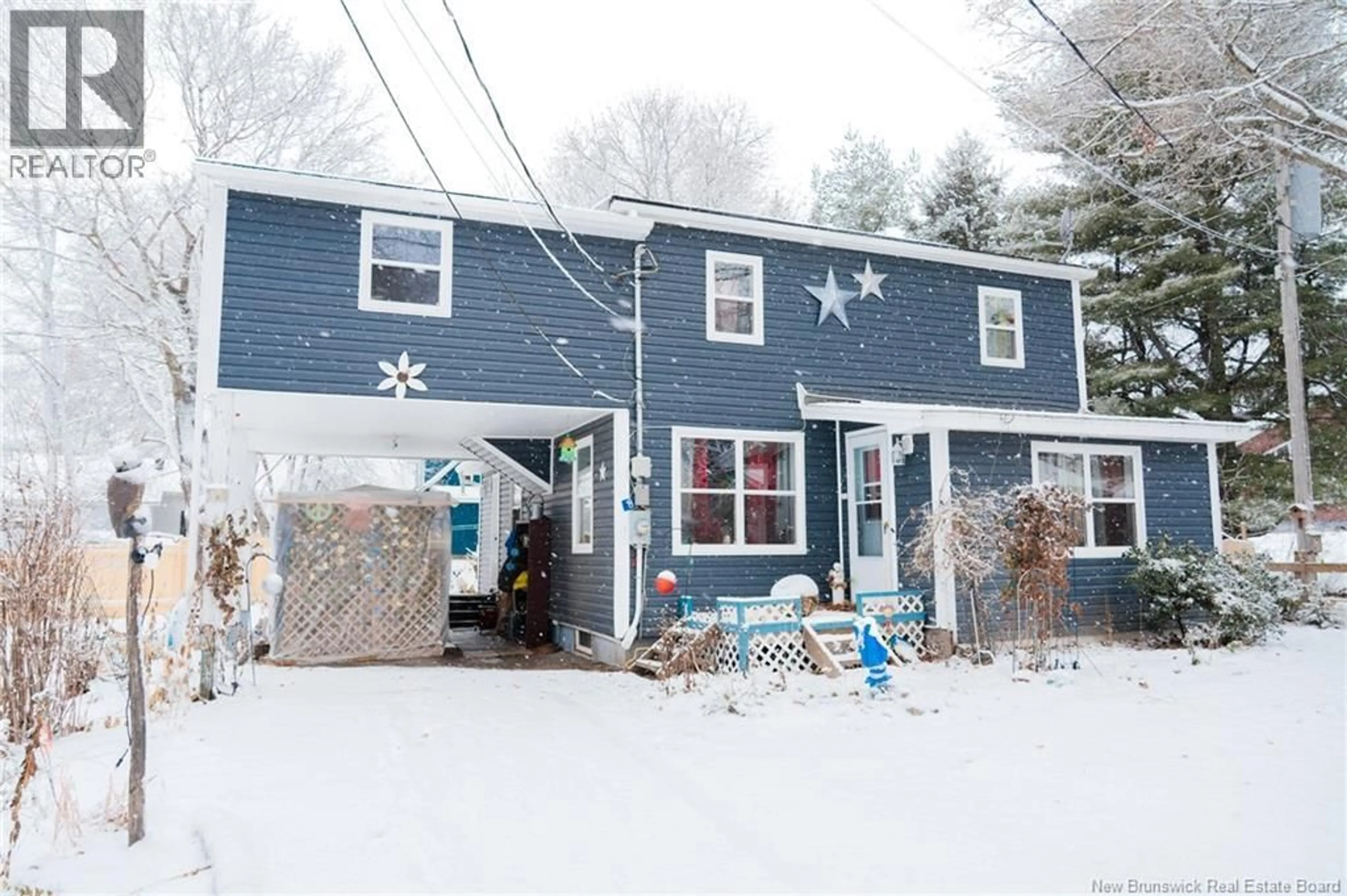 Home with vinyl exterior material, street for 8 RUE DE LEGLISE, Bouctouche New Brunswick E4S2Z7