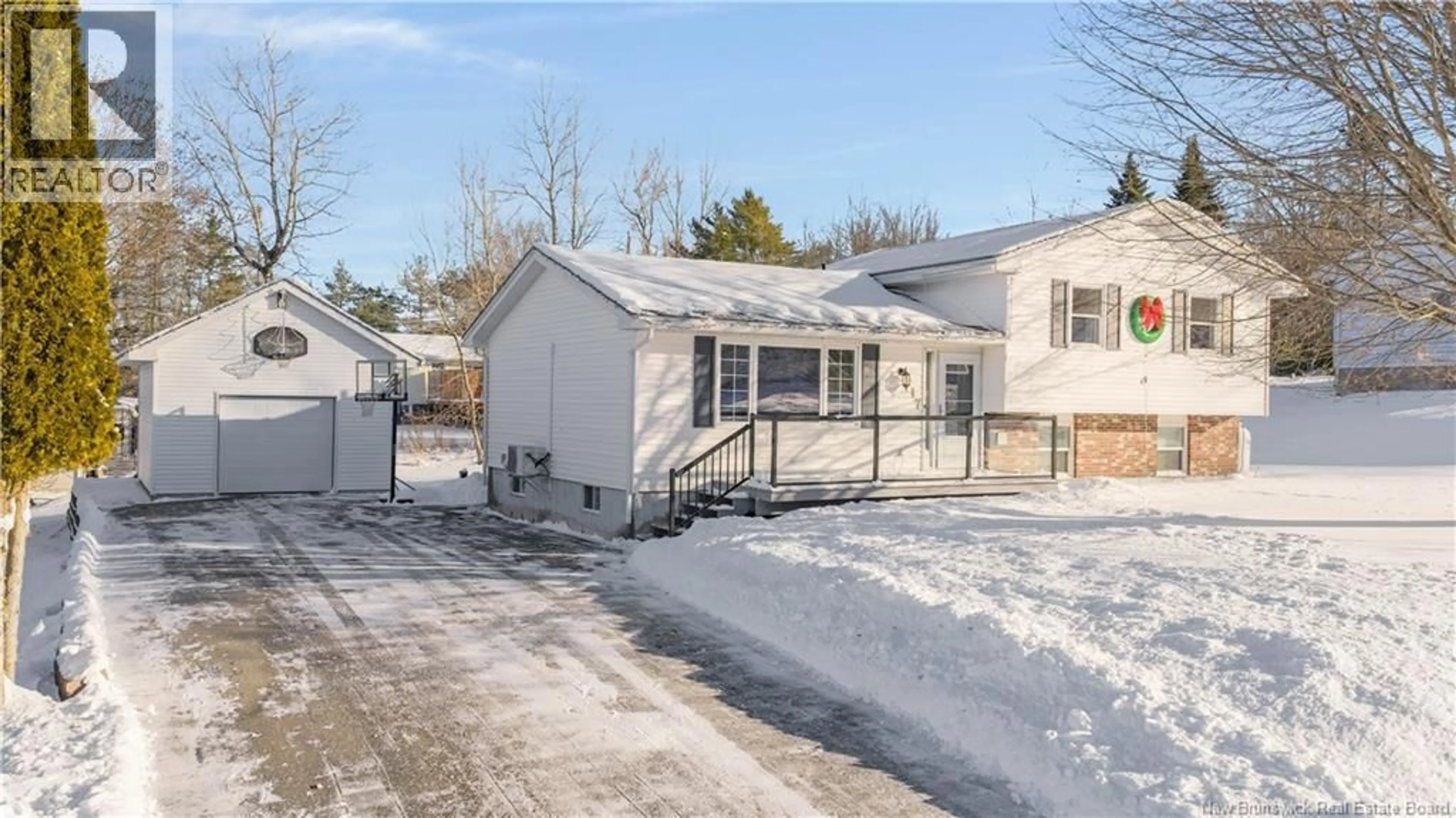 A pic from outside/outdoor area/front of a property/back of a property/a pic from drone, street for 17 AUTUMNWOOD AVENUE, Quispamsis New Brunswick E2E1V6