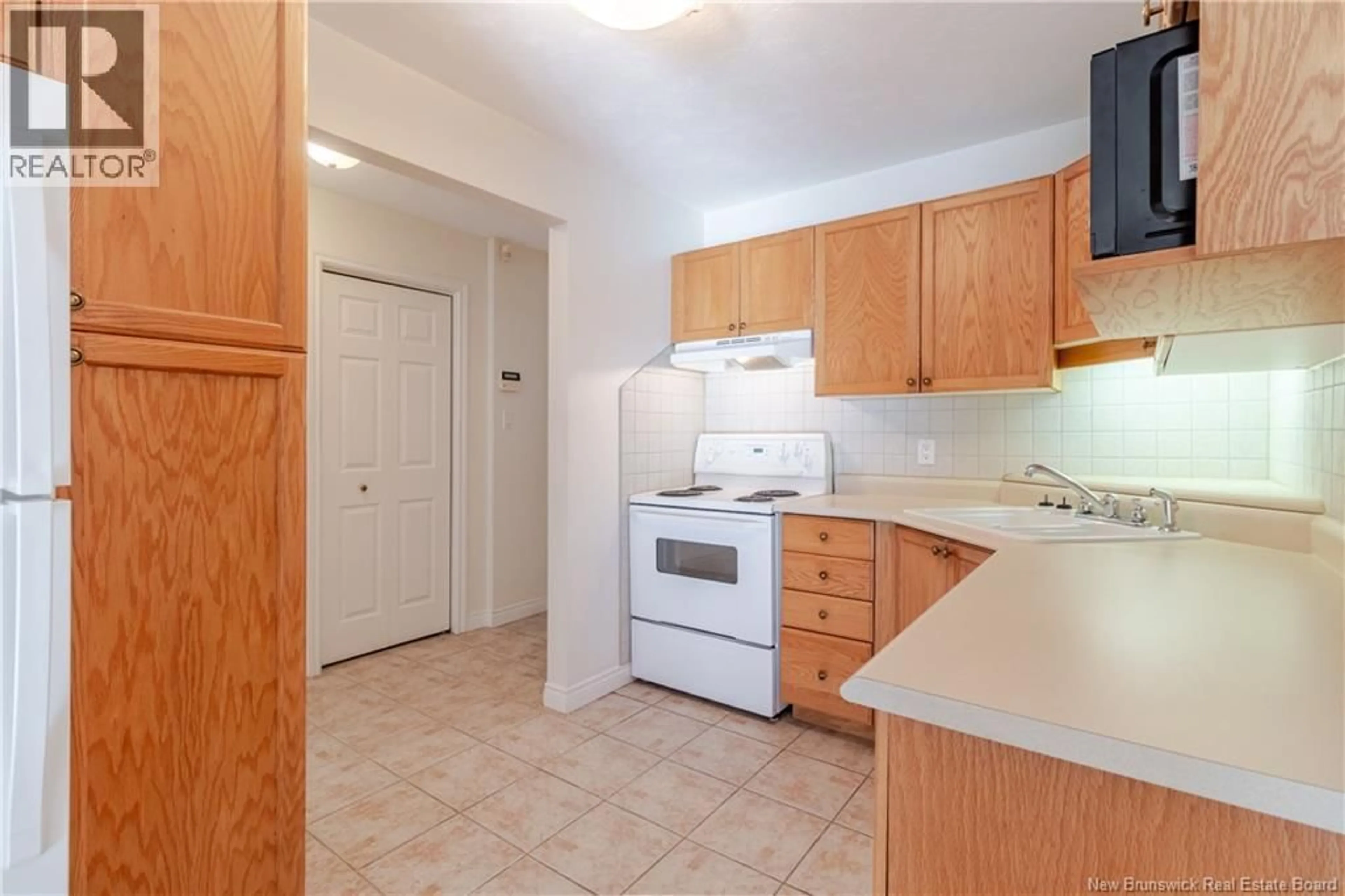 Standard kitchen, unknown for 102 - 158 HANWELL ROAD, Fredericton New Brunswick E3B9K7