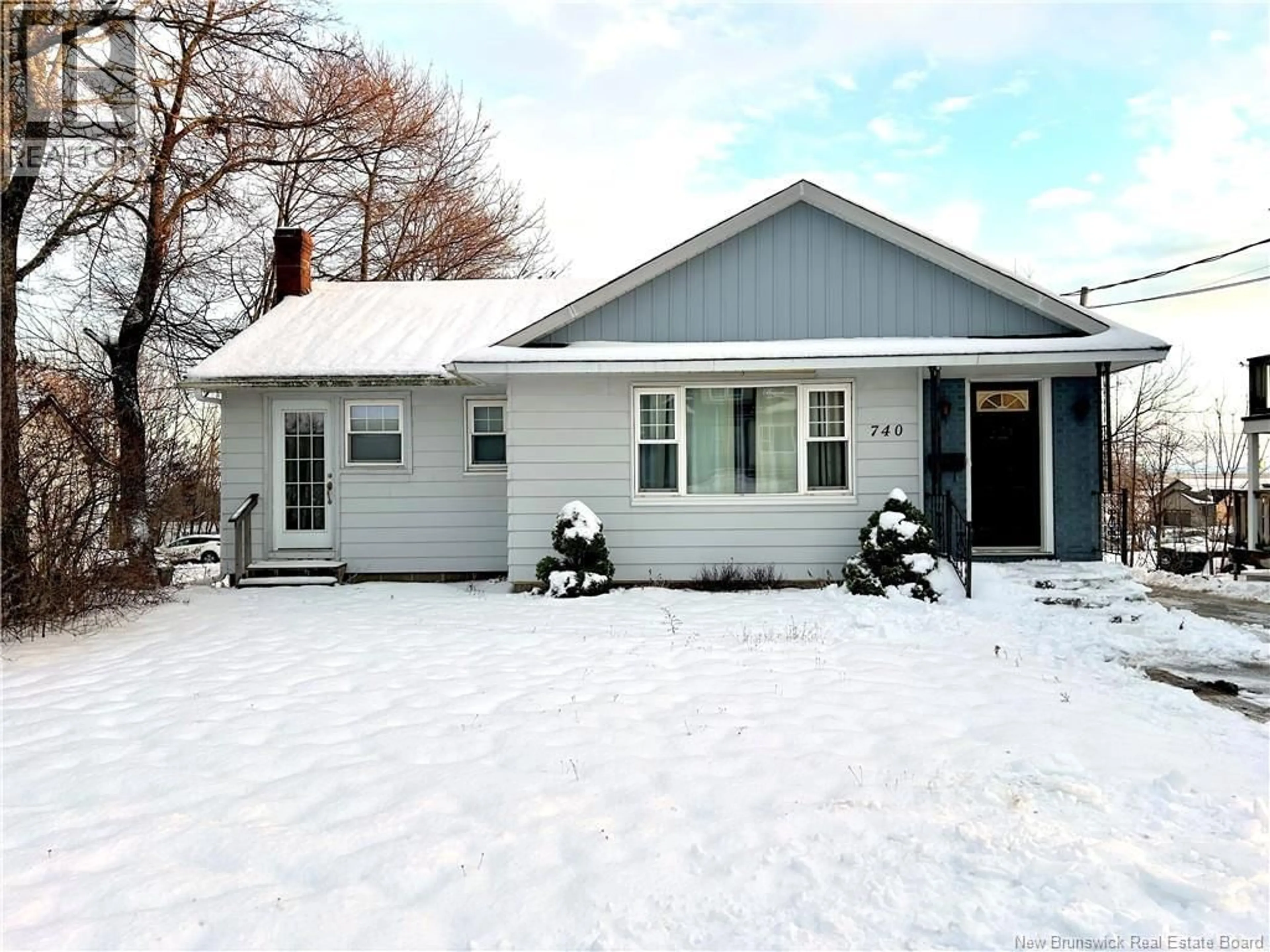 Home with vinyl exterior material, street for 740 KING GEORGE HWY, Miramichi New Brunswick E1V1P8