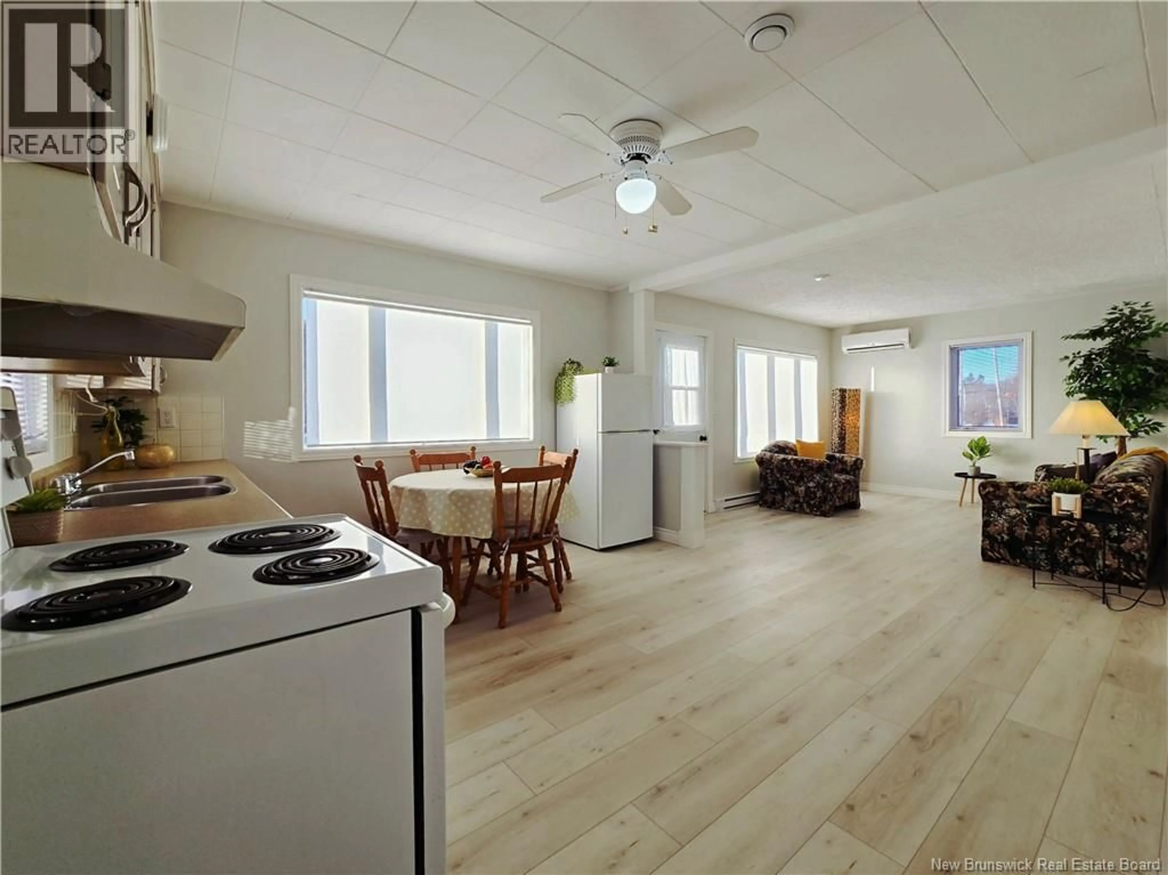 Open concept kitchen, wood/laminate floor for 88 CHEMIN SAINT-RAYMOND, Pont-Landry New Brunswick E1X2T4