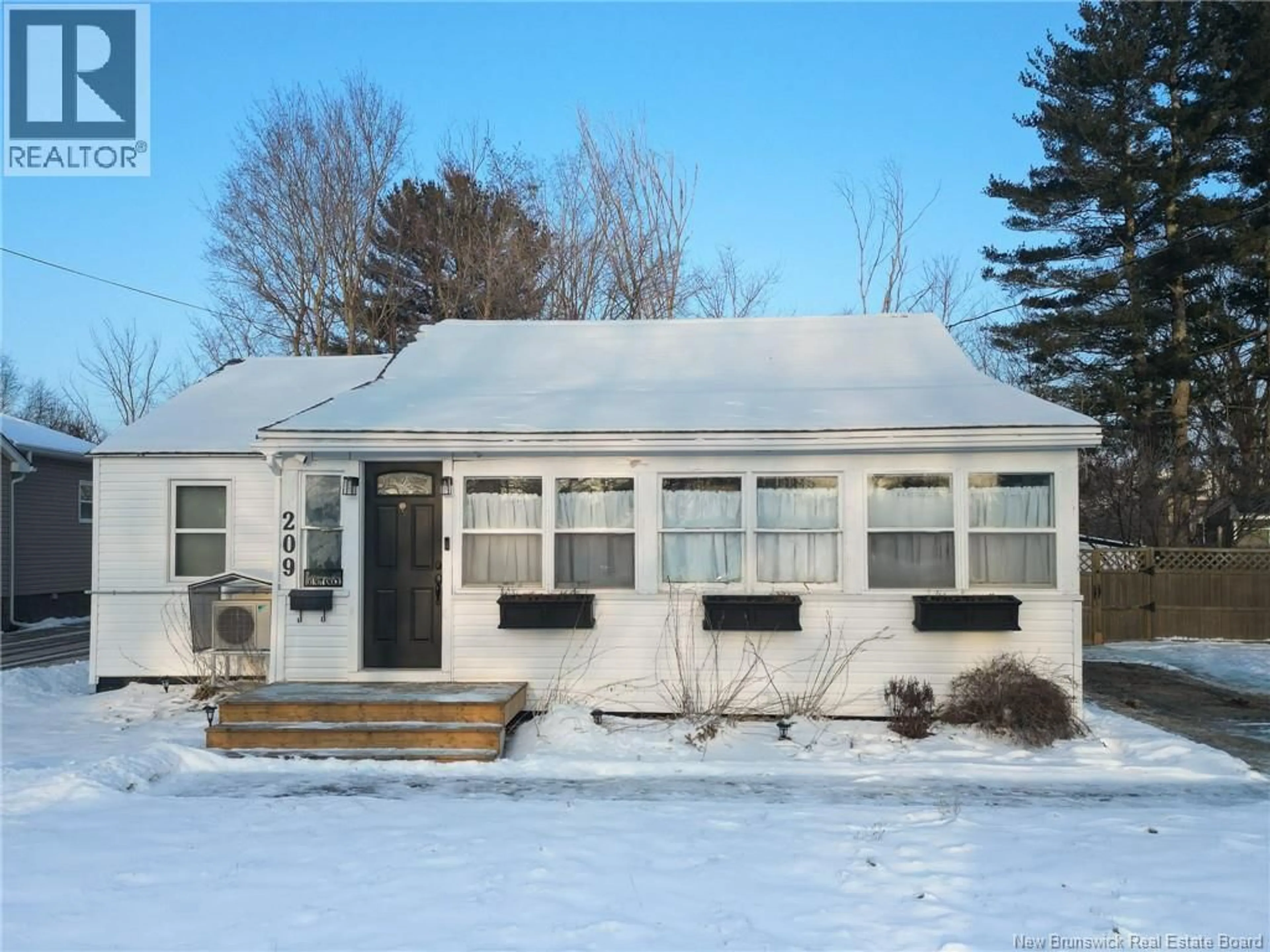 Home with vinyl exterior material, building for 209 CARNEY STREET, Fredericton New Brunswick E3A3A3