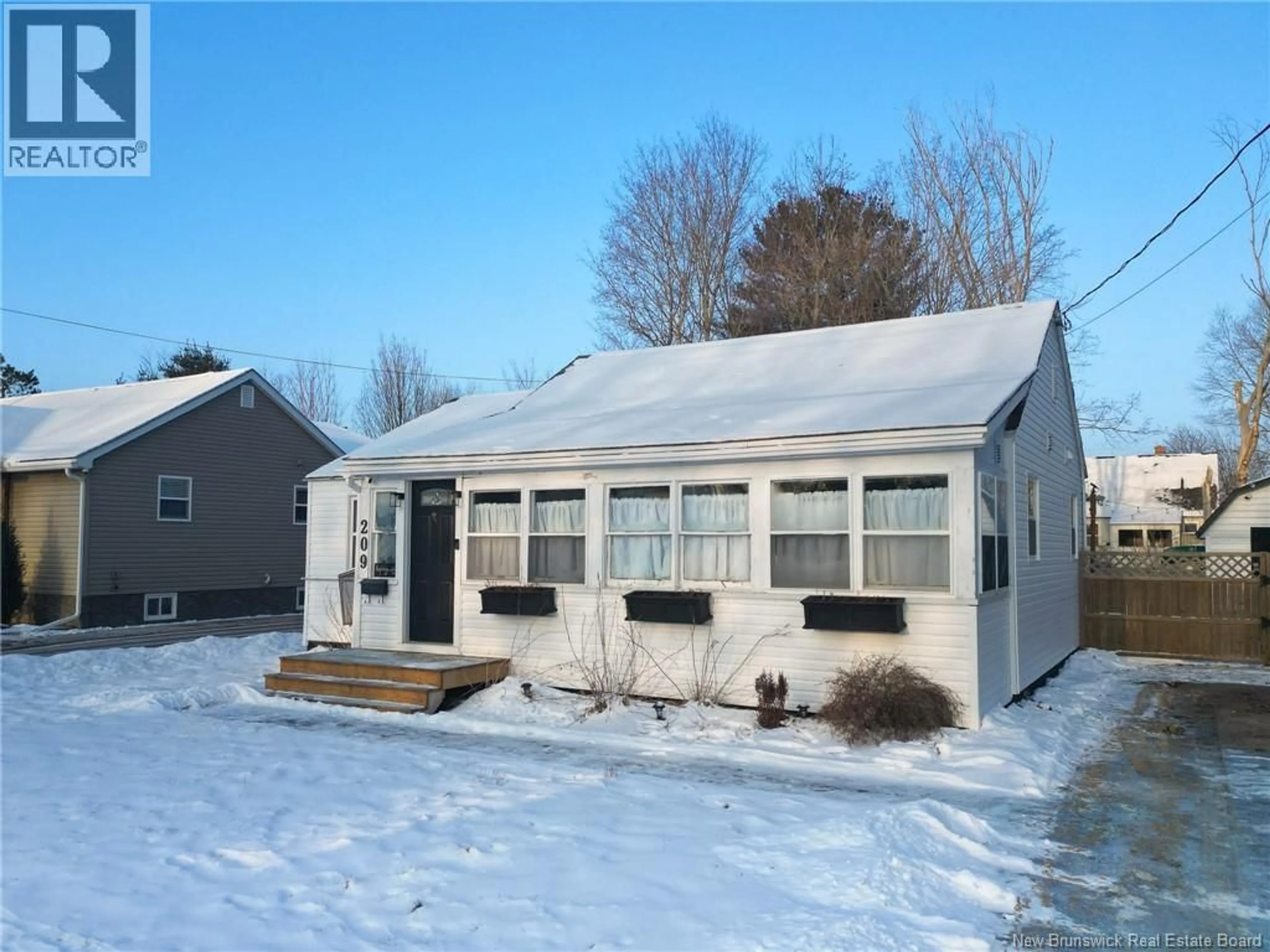 Home with vinyl exterior material, building for 209 CARNEY STREET, Fredericton New Brunswick E3A3A3