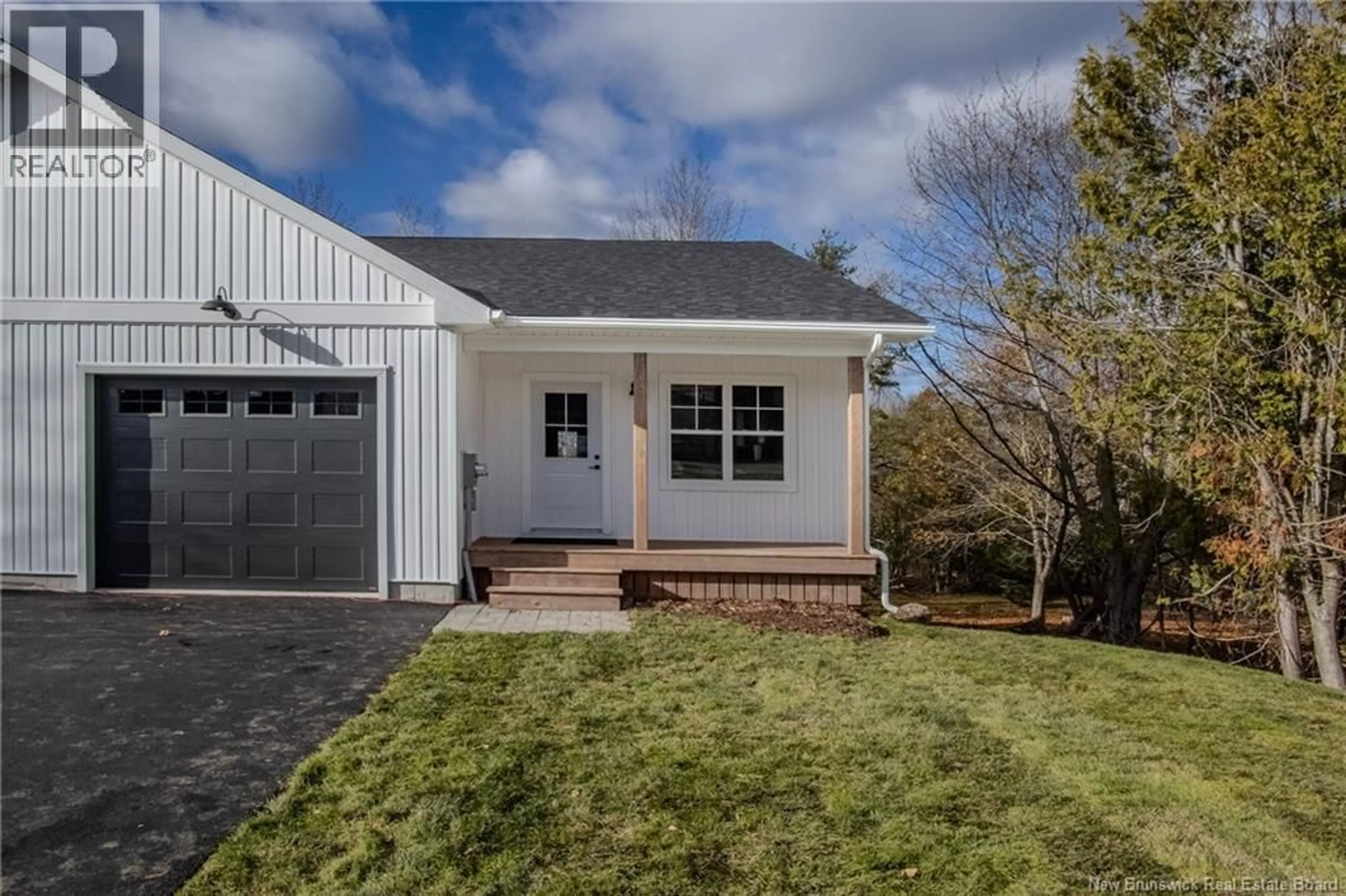 Home with vinyl exterior material, street for 331 HAMPTON ROAD, Quispamsis New Brunswick E2E4T1