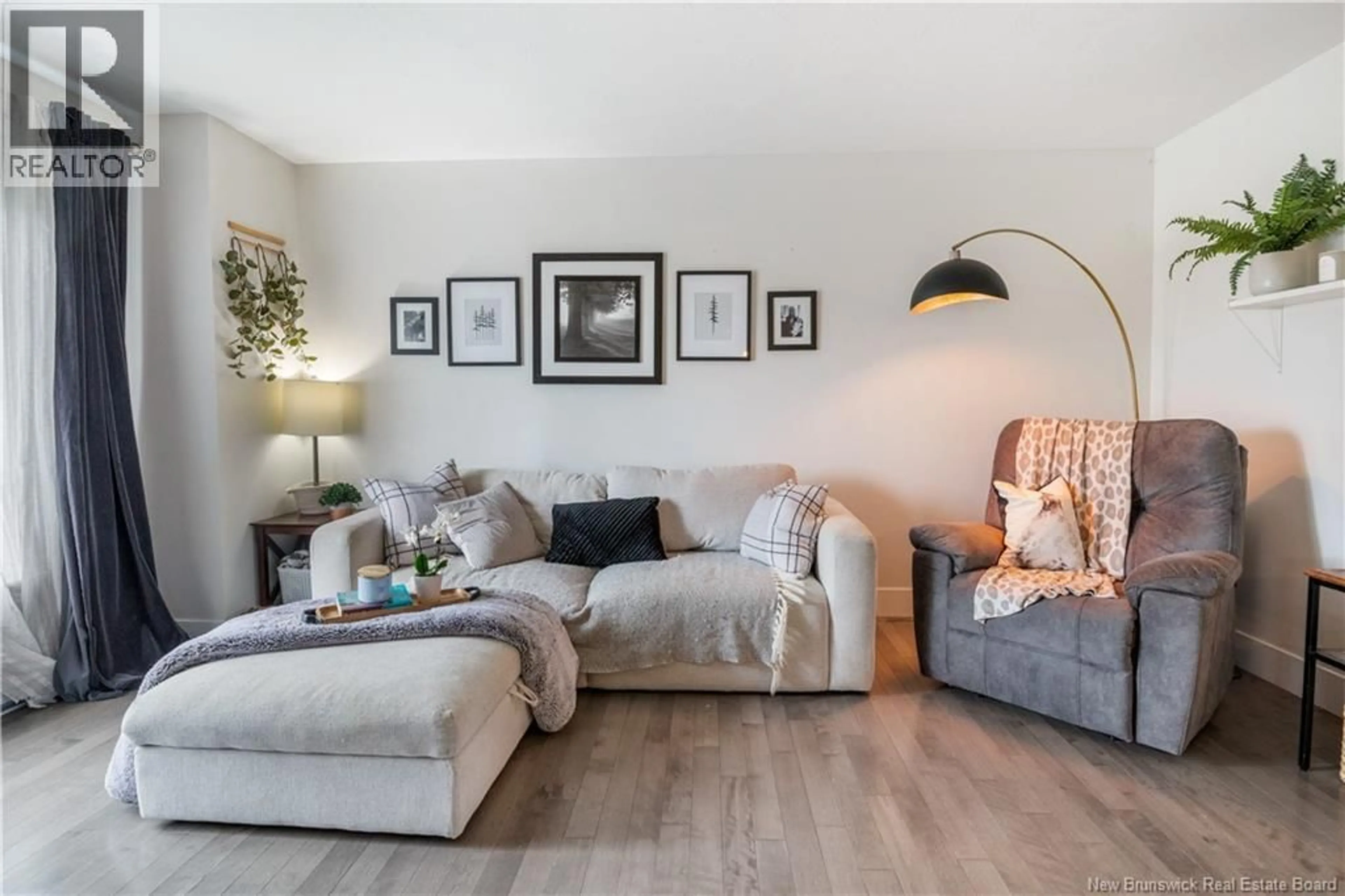 Living room with furniture, wood/laminate floor for 5 BRISTOL CRESCENT, Riverview New Brunswick E1B0S9