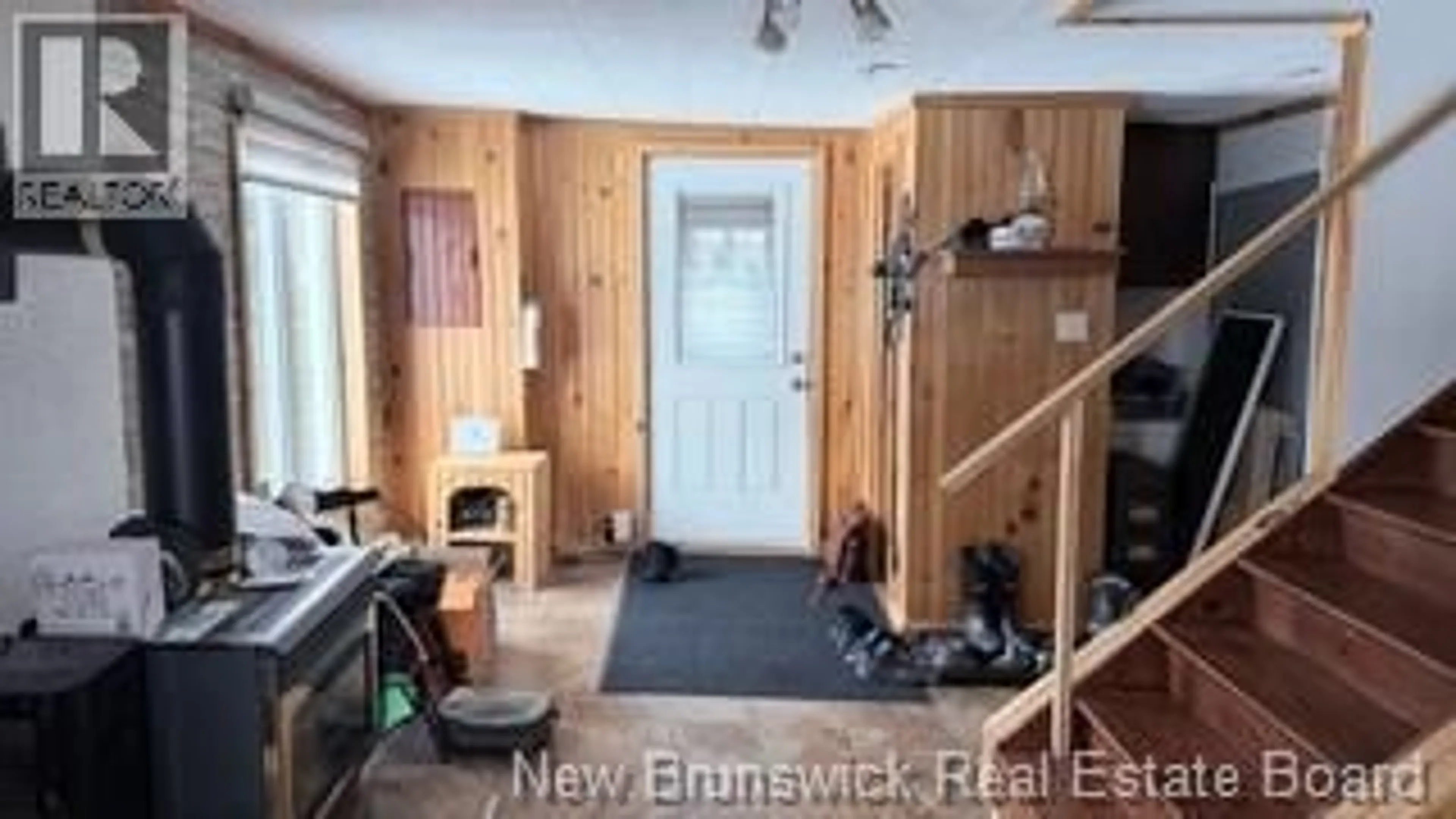 Indoor entryway for 839 ST-AMAND, Saint-André New Brunswick E3Y3L1