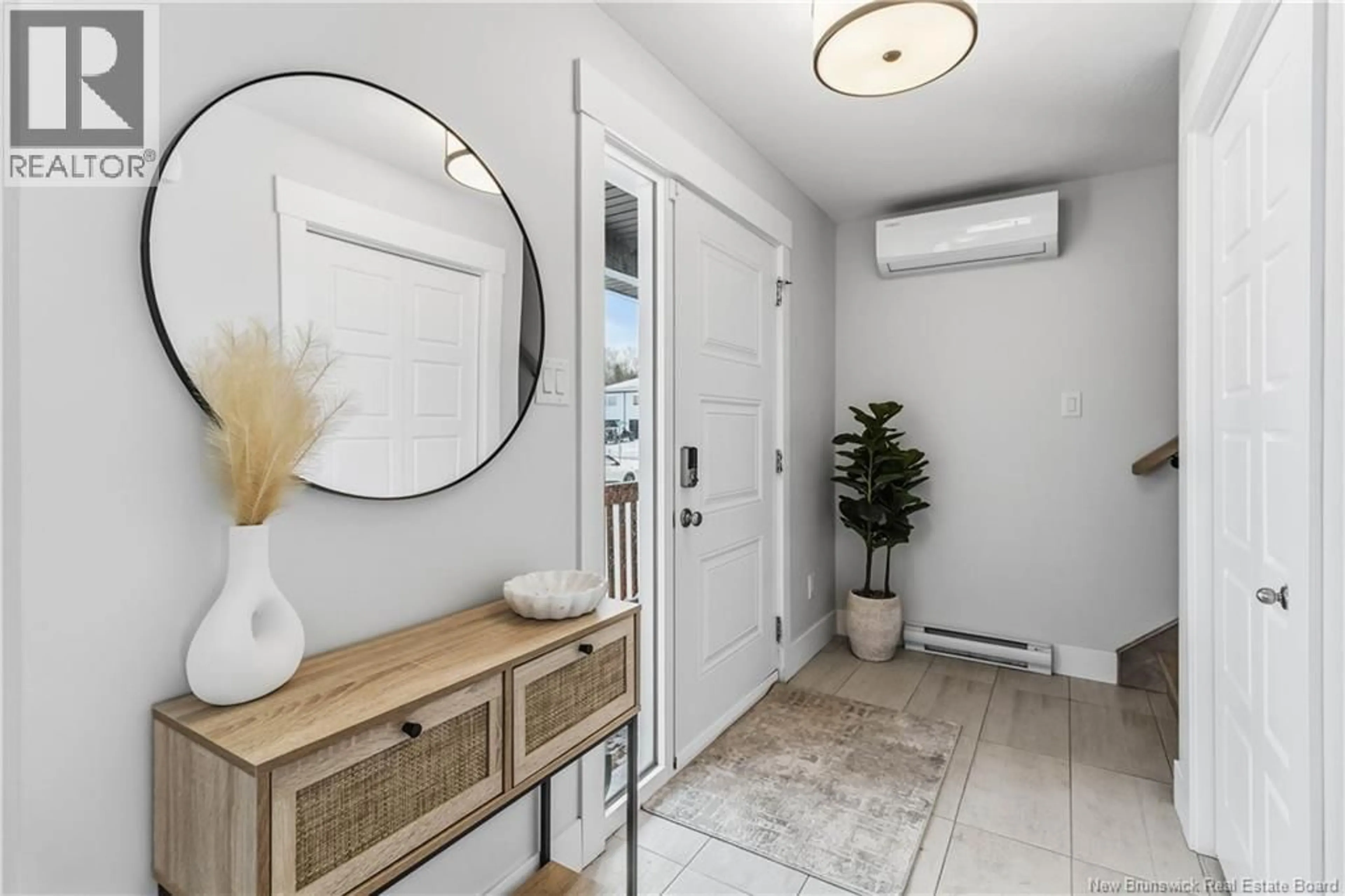 Indoor entryway for 293 LORETTE, Dieppe New Brunswick E1A8M4
