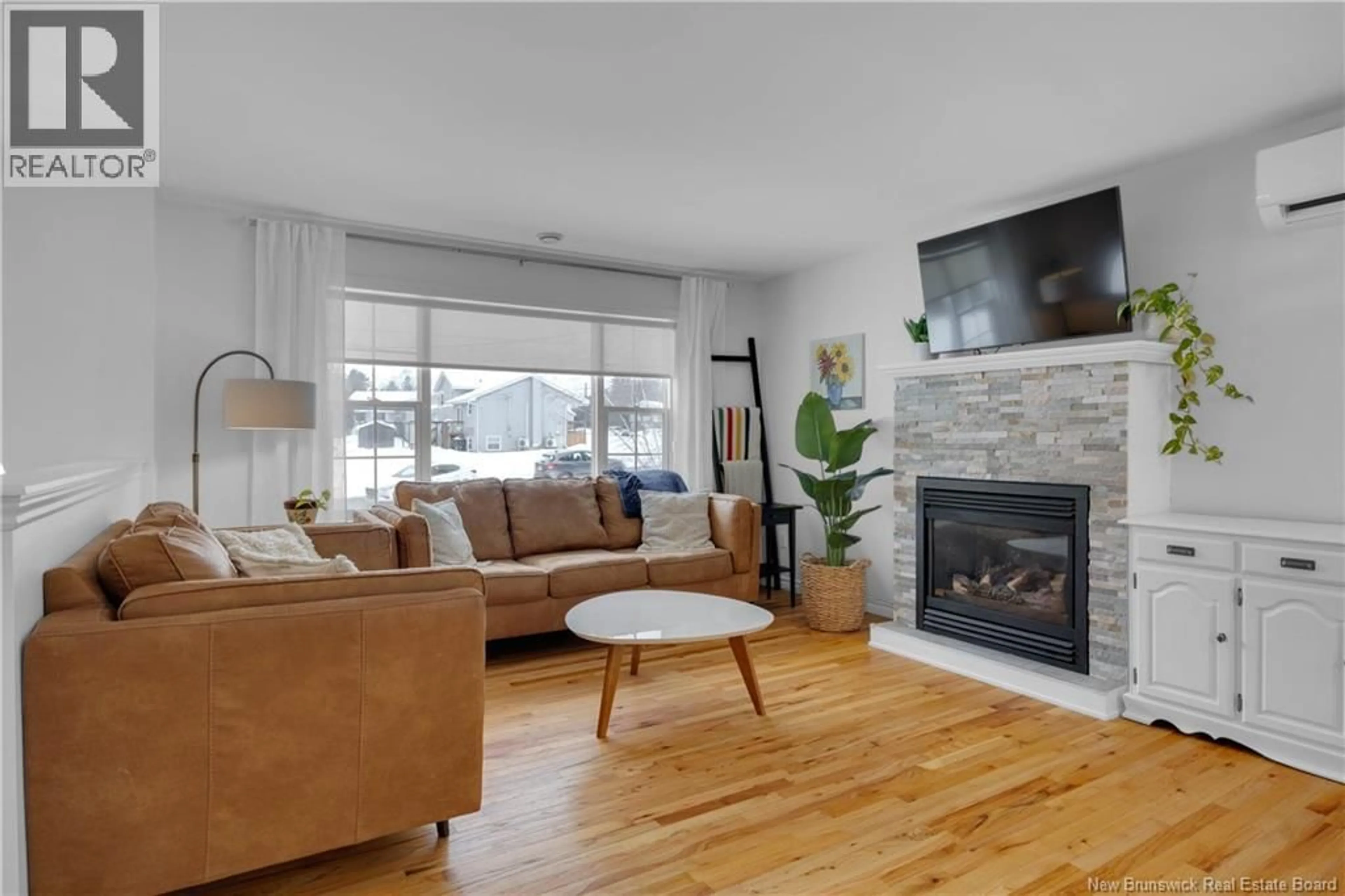 Living room with furniture, wood/laminate floor for TAGISH, Quispamsis New Brunswick E2E6C2