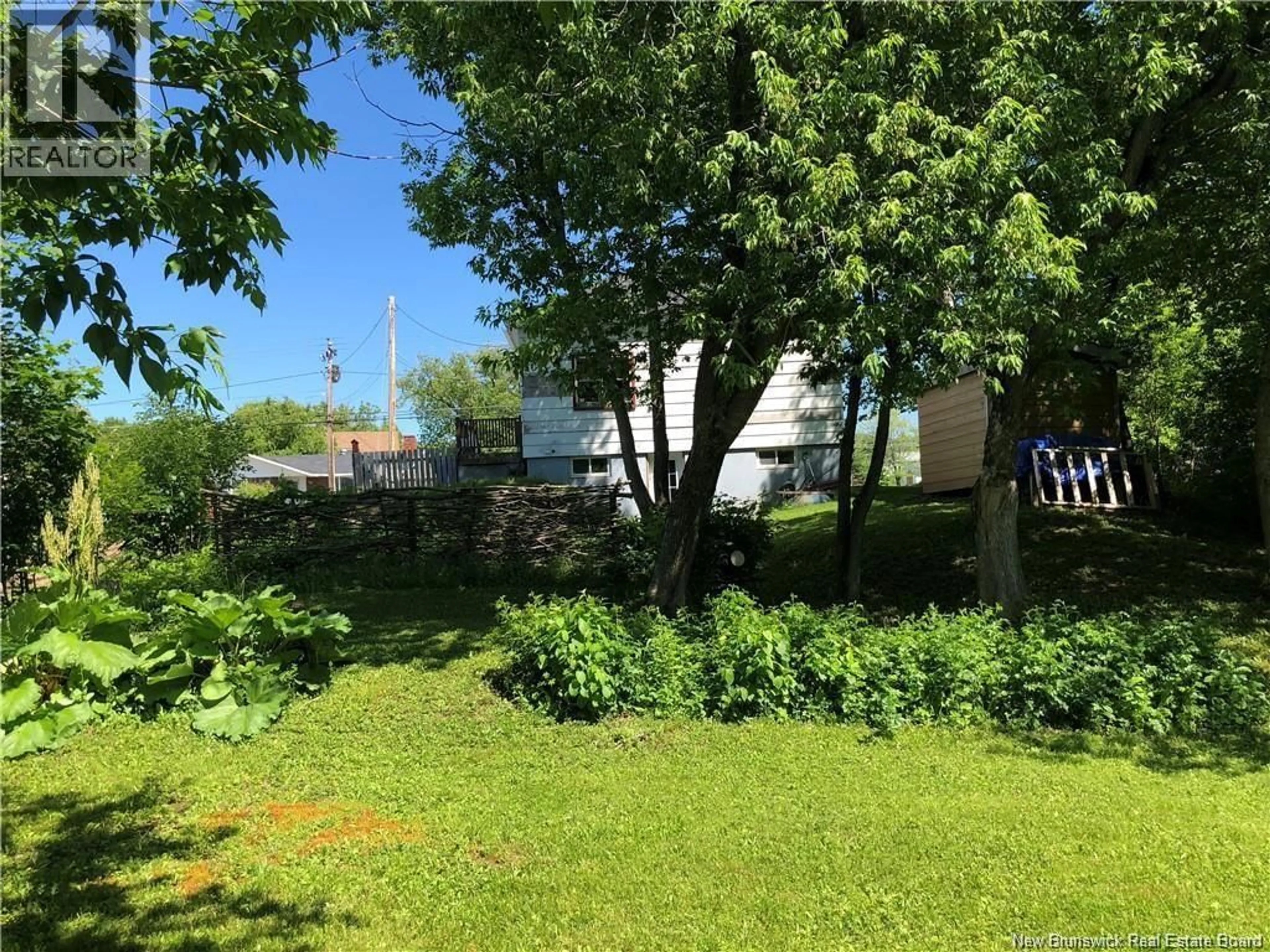 A pic from outside/outdoor area/front of a property/back of a property/a pic from drone, unknown for 956 KING AVENUE, Bathurst New Brunswick E2A1S1
