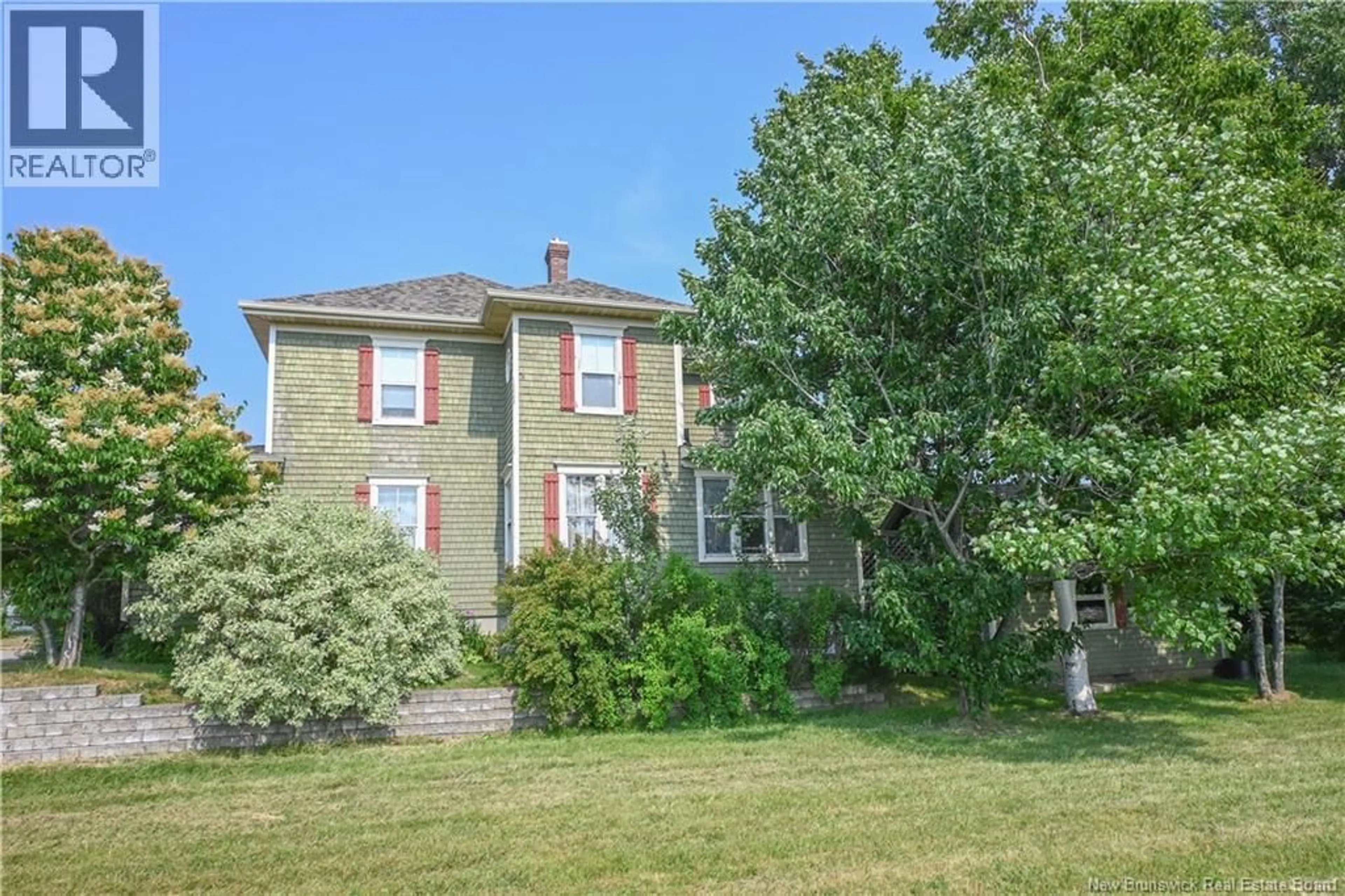 A pic from outside/outdoor area/front of a property/back of a property/a pic from drone, building for 98 SAINT-PIERRE BOULEVARD, Caraquet New Brunswick E1W1B6