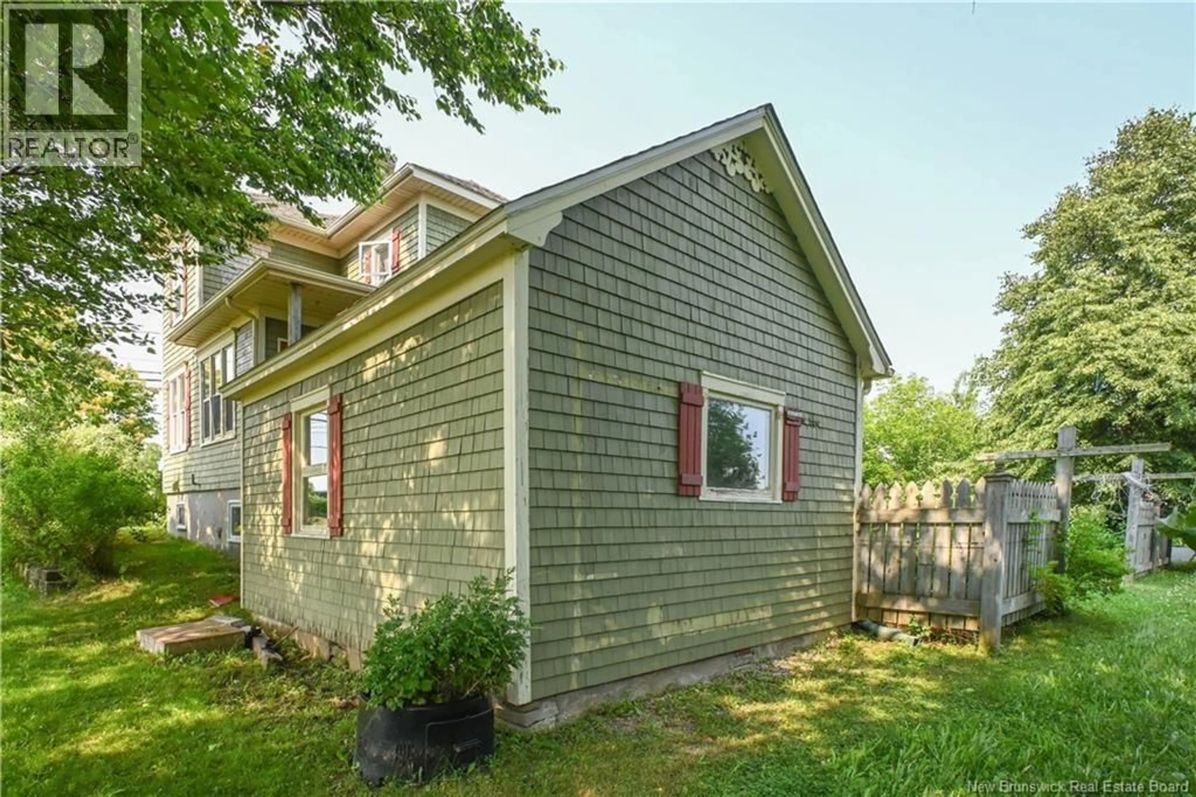 Home with vinyl exterior material, street for 98 SAINT-PIERRE BOULEVARD, Caraquet New Brunswick E1W1B6