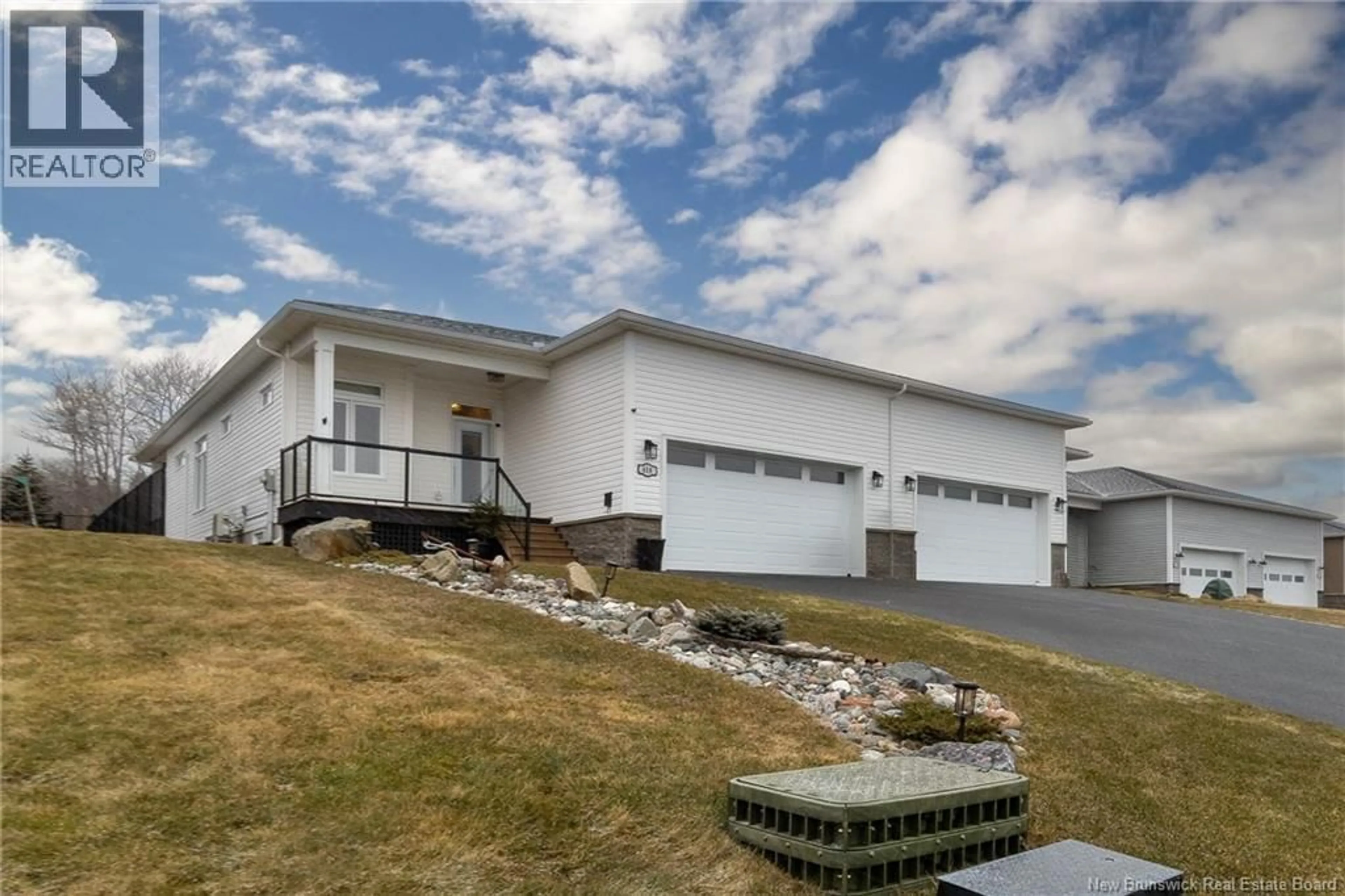 Home with vinyl exterior material, building for 618 SEA STREET, Saint John New Brunswick E2M2N4