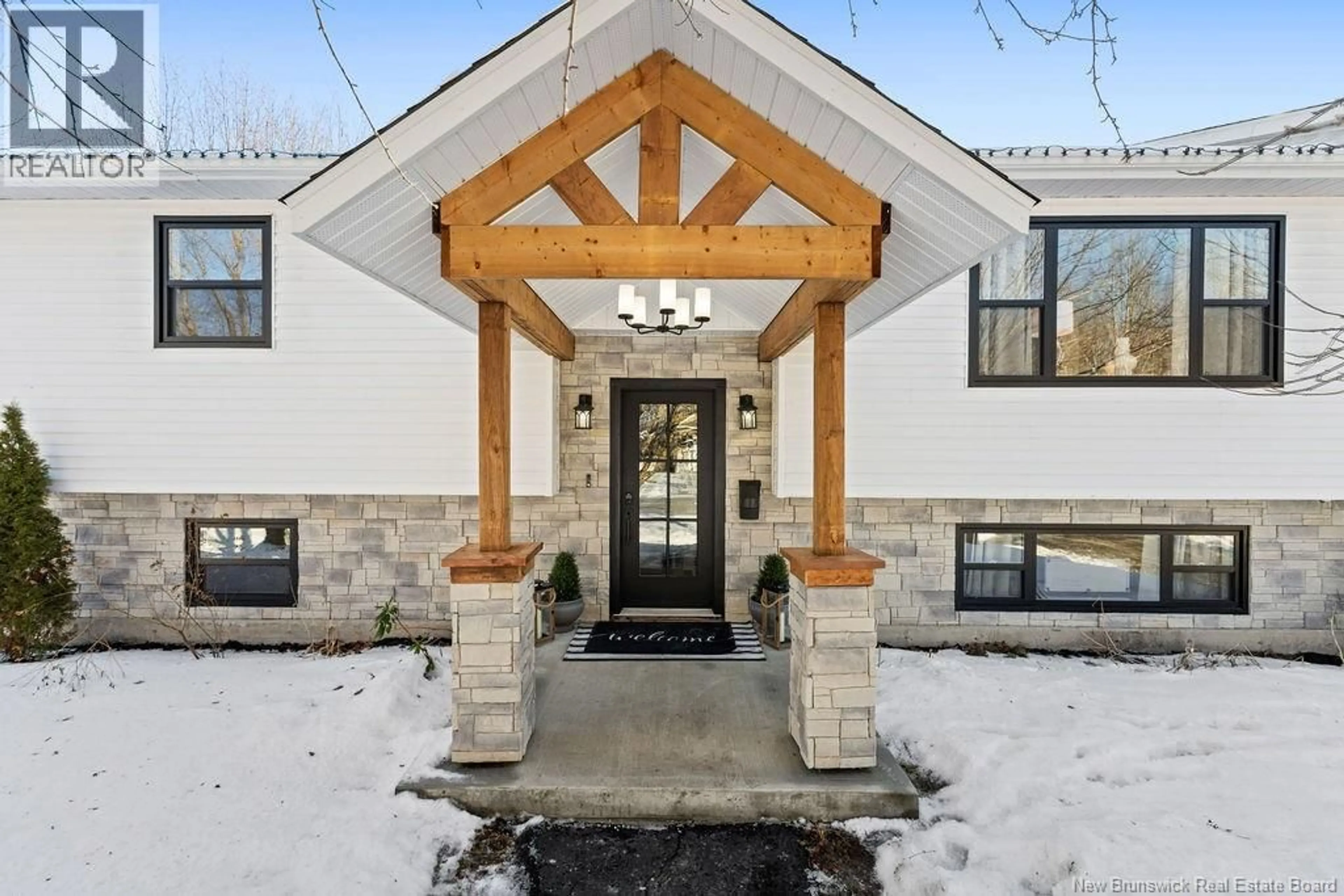 Indoor entryway for 224 GERALYN DRIVE, Miramichi New Brunswick E1N3T9