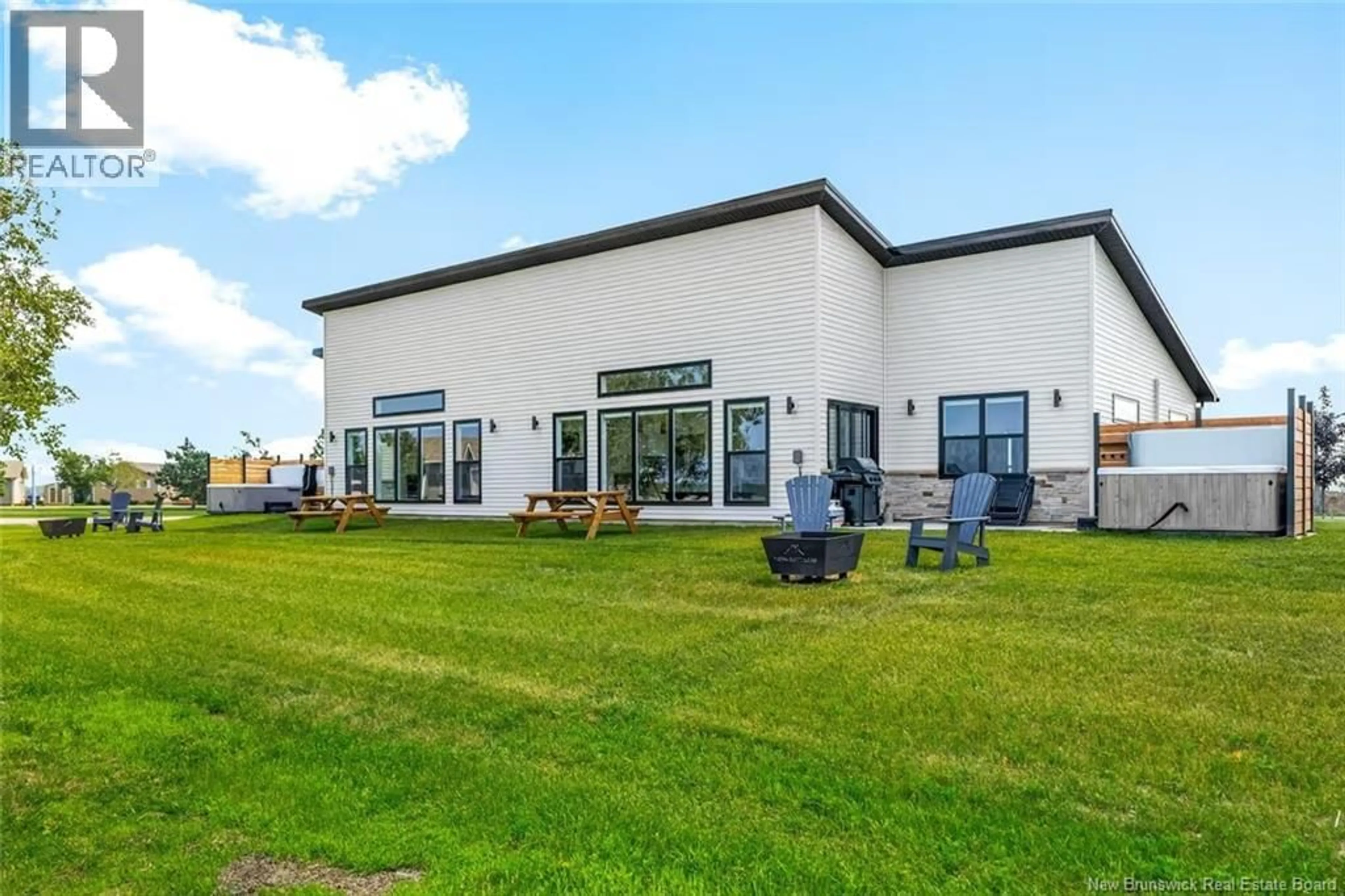 A pic from outside/outdoor area/front of a property/back of a property/a pic from drone, building for 97 YORK, Richibucto New Brunswick E4W4K2