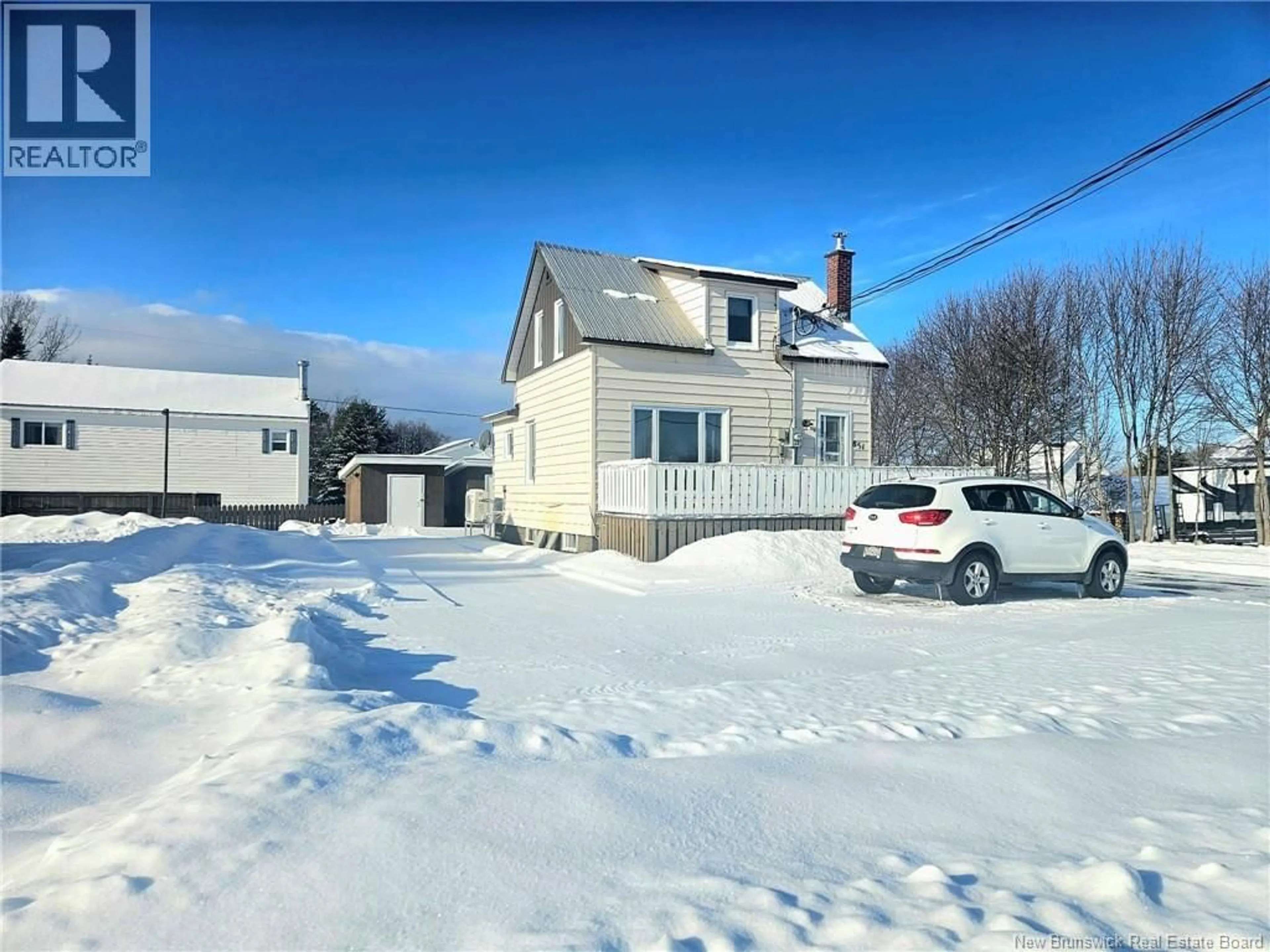 A pic from outside/outdoor area/front of a property/back of a property/a pic from drone, street for 851 HELEN, Bathurst New Brunswick E2A2E6