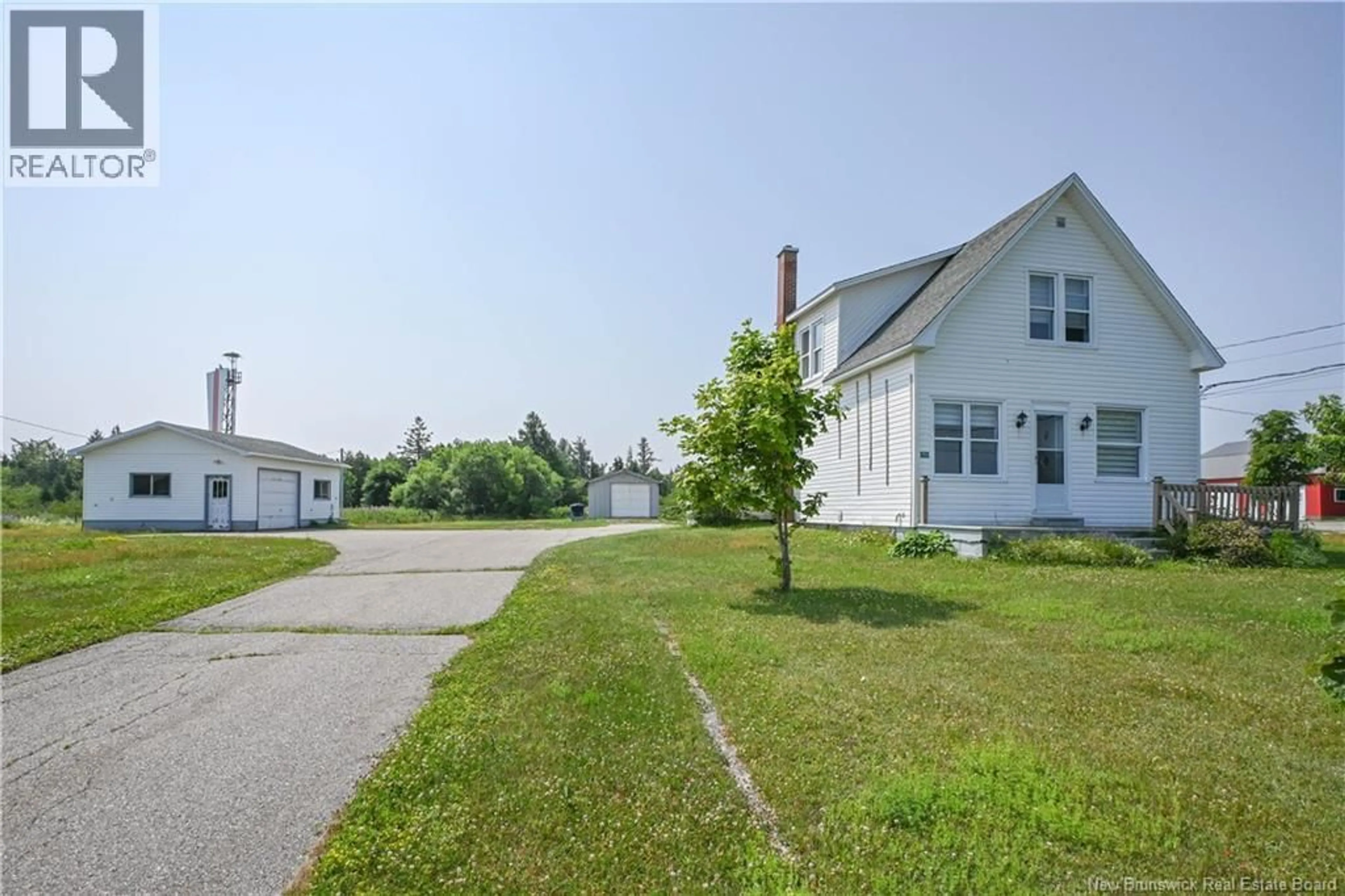 A pic from outside/outdoor area/front of a property/back of a property/a pic from drone, street for 7934 SAINT-PAUL STREET, Bas-Caraquet New Brunswick E1W6E1