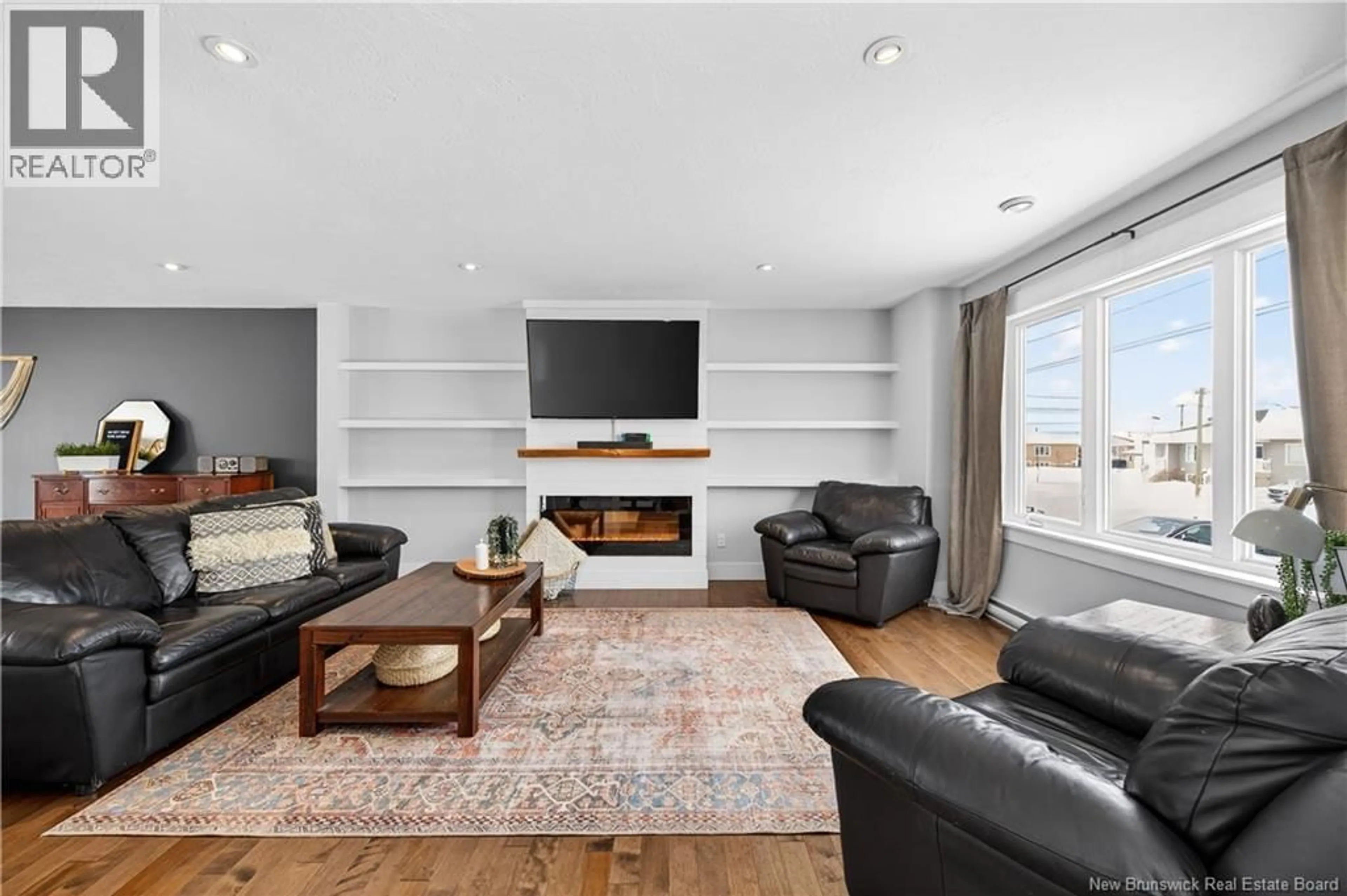 Living room with furniture, wood/laminate floor for 11 BRISTOL CRESCENT, Riverview New Brunswick E1B0S9