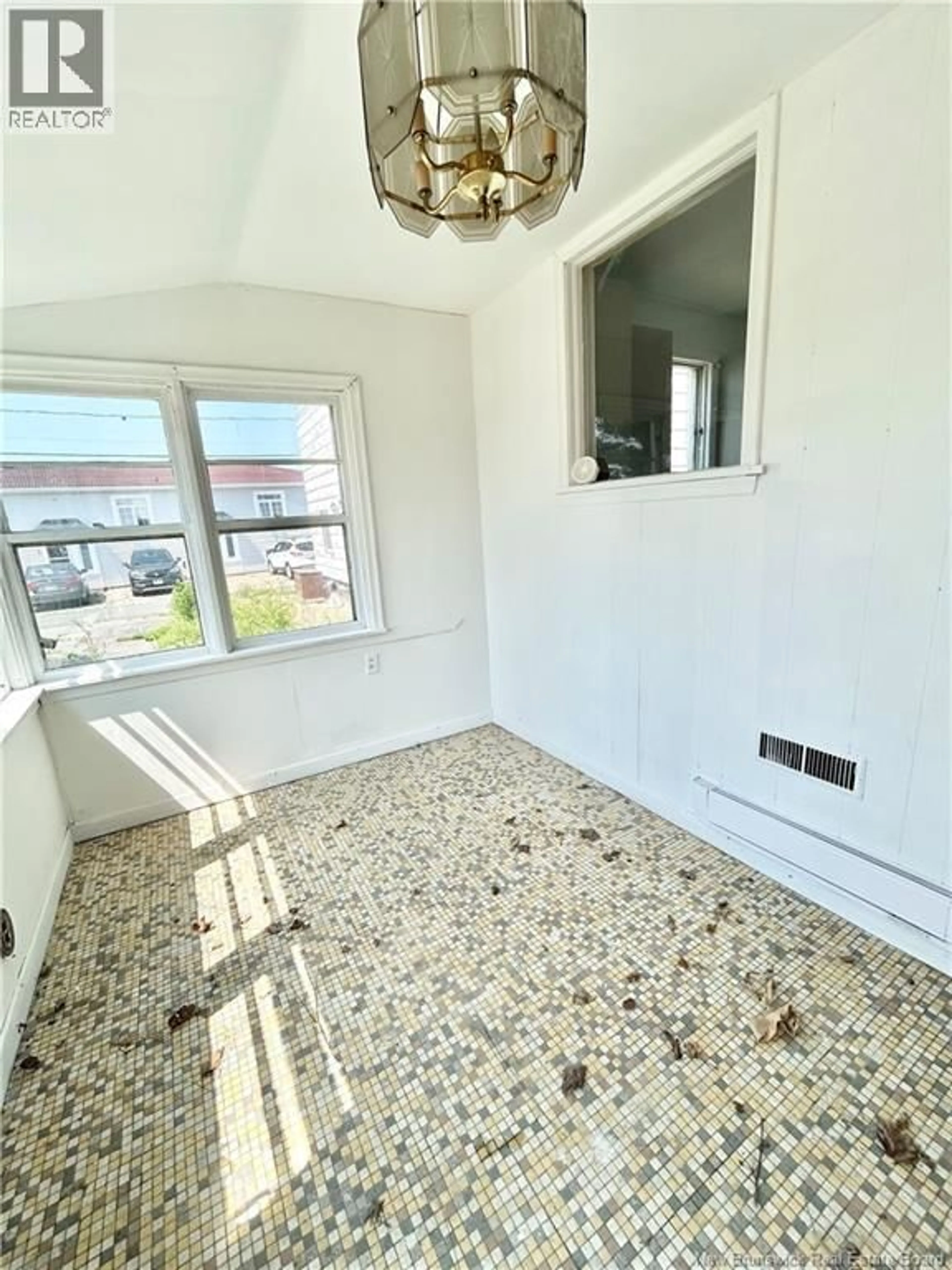 Indoor entryway for 7658 ST-PAUL, Bas-Caraquet New Brunswick E1W6C9