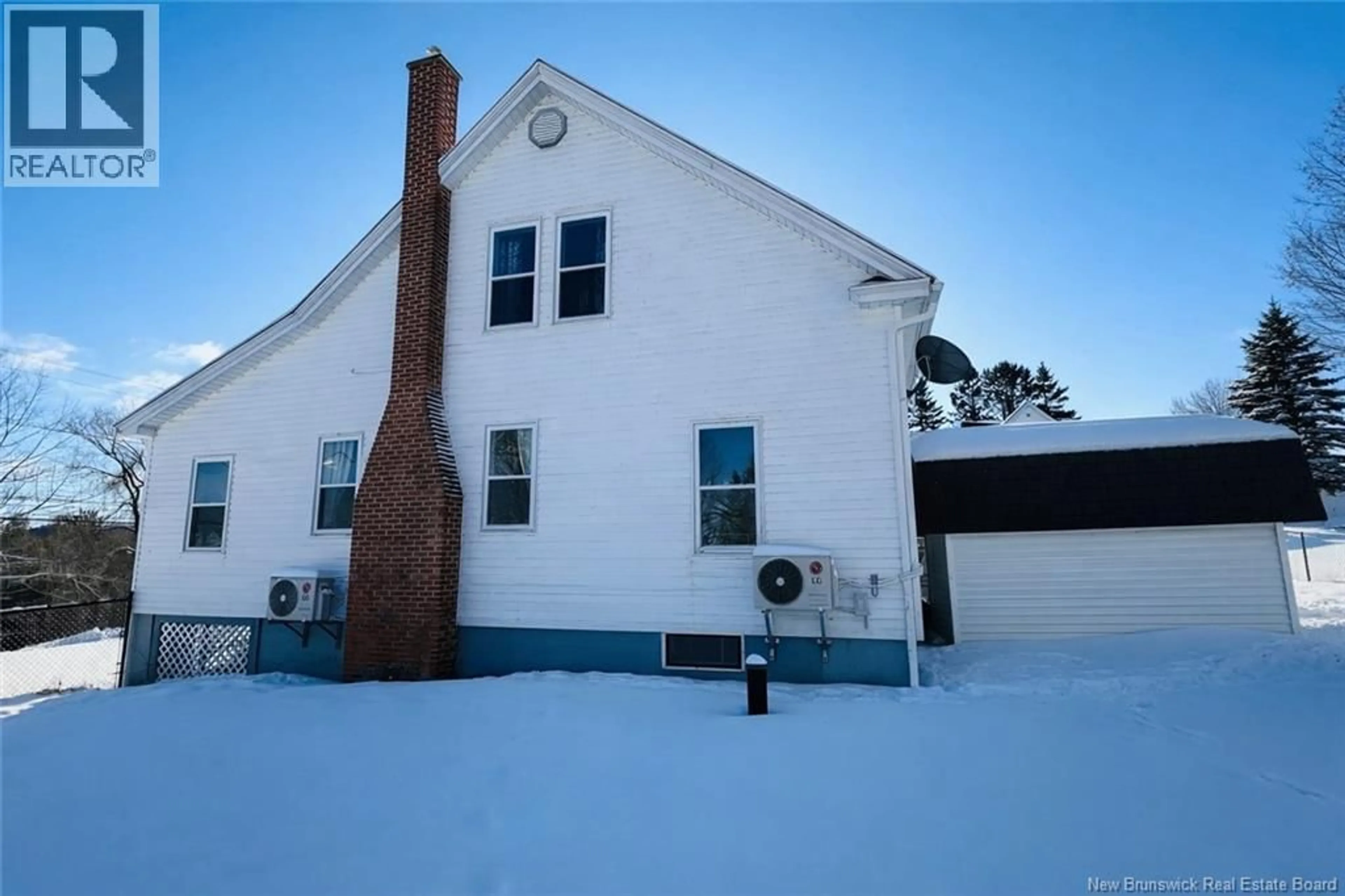 A pic from outside/outdoor area/front of a property/back of a property/a pic from drone, building for 136 RIVERVIEW DRIVE, Florenceville-Bristol New Brunswick E7L3M3