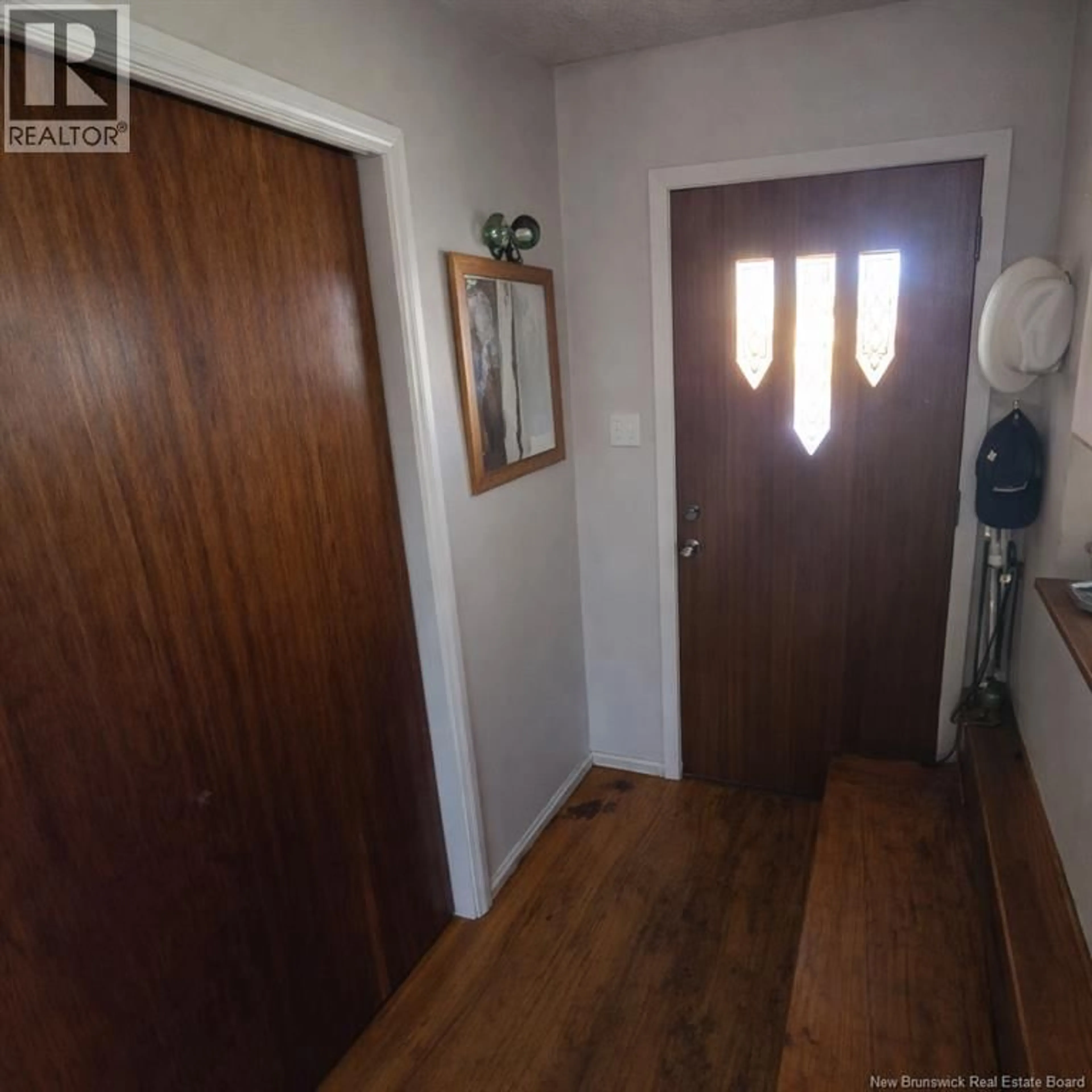 Indoor foyer for 402 VARRILY STREET, Bathurst New Brunswick E2A2P1