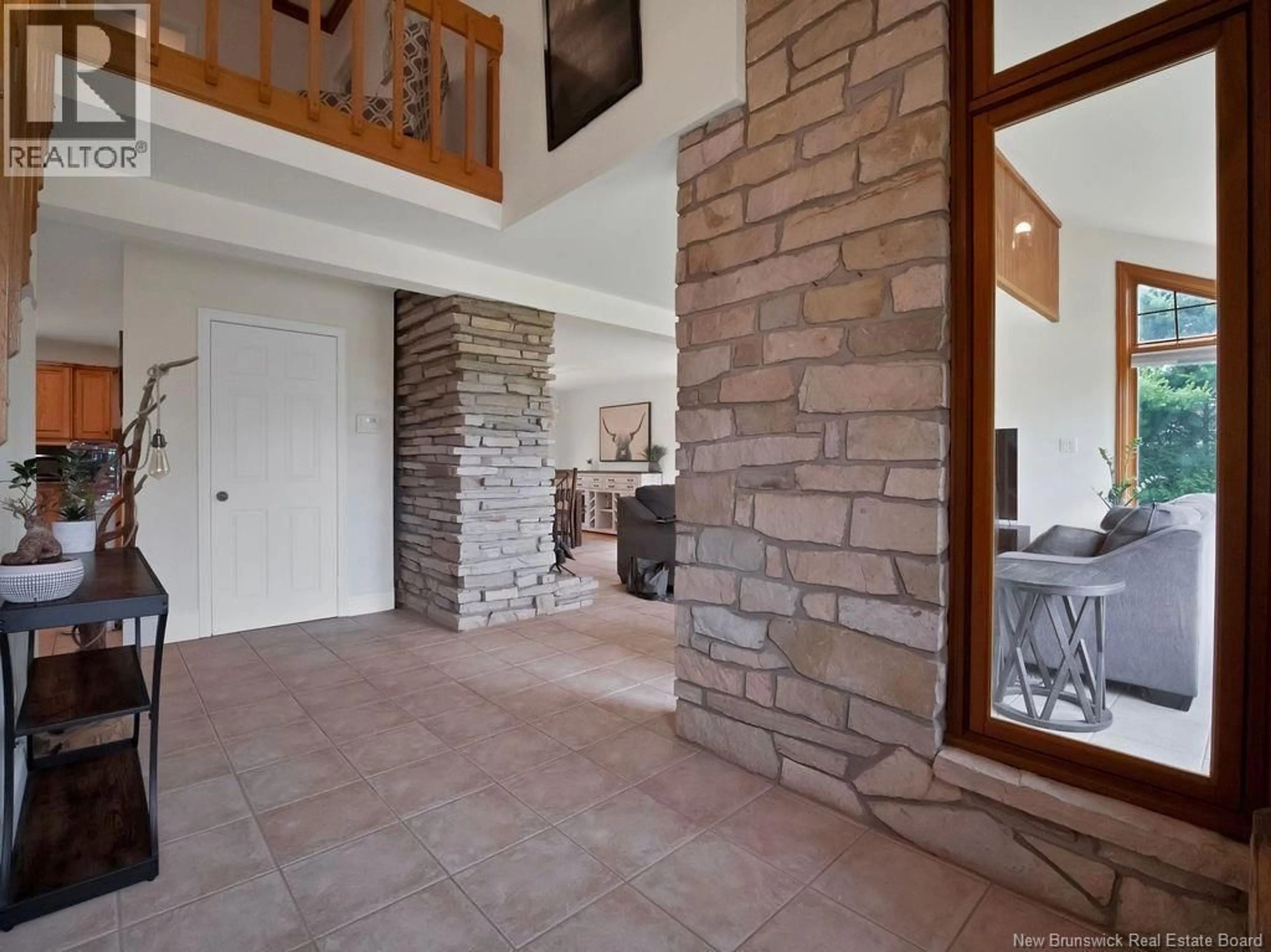 Indoor foyer for 106 CHEMIN L'ACAYEN, Saint-Louis-De-Kent New Brunswick E4X1V6