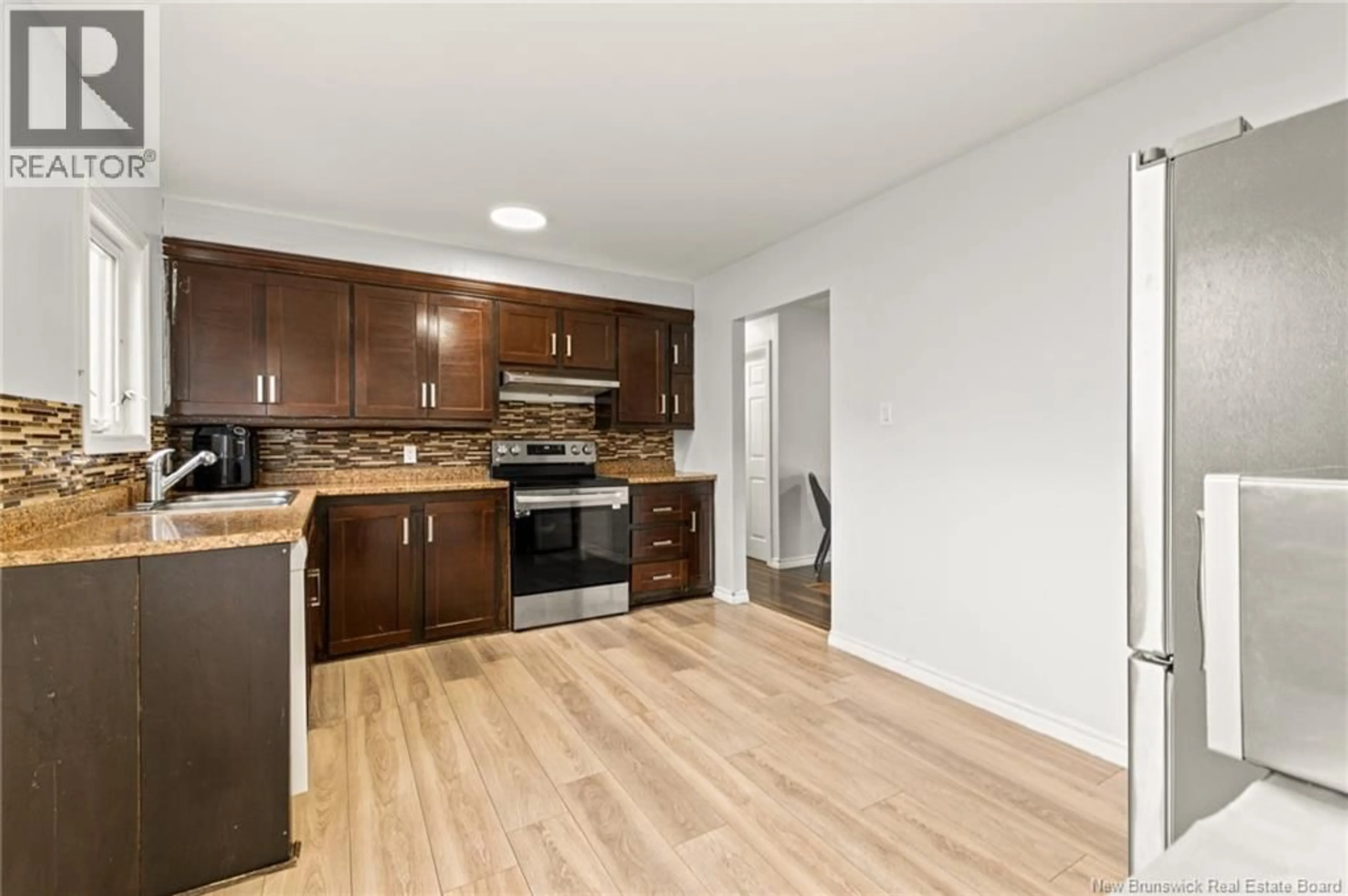 Standard kitchen, wood/laminate floor for 5 WILDWOOD, Moncton New Brunswick E1E2M4
