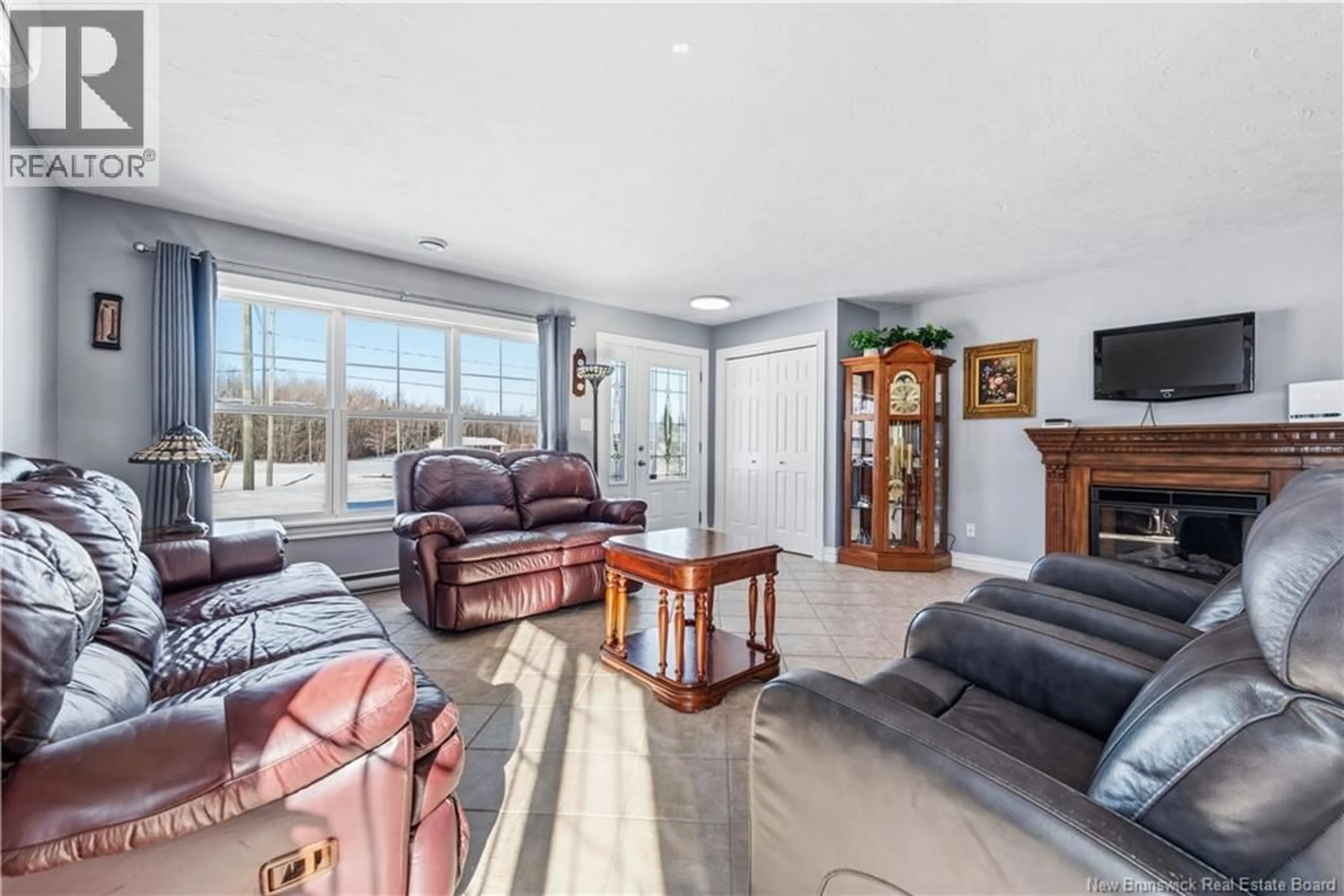 Living room with furniture, unknown for 65 CLEMENT AVENUE, Saint-Antoine New Brunswick E4V1E3