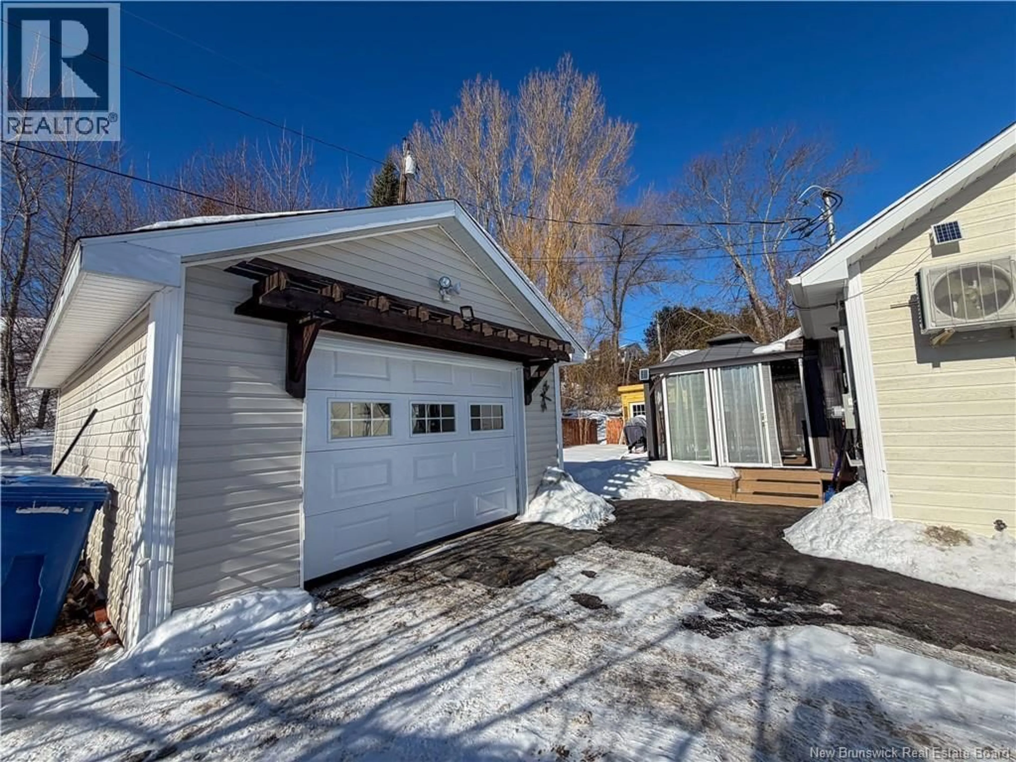 Indoor garage for 35 CÔTE BLEU DRIVE, Bathurst New Brunswick E2A3G1