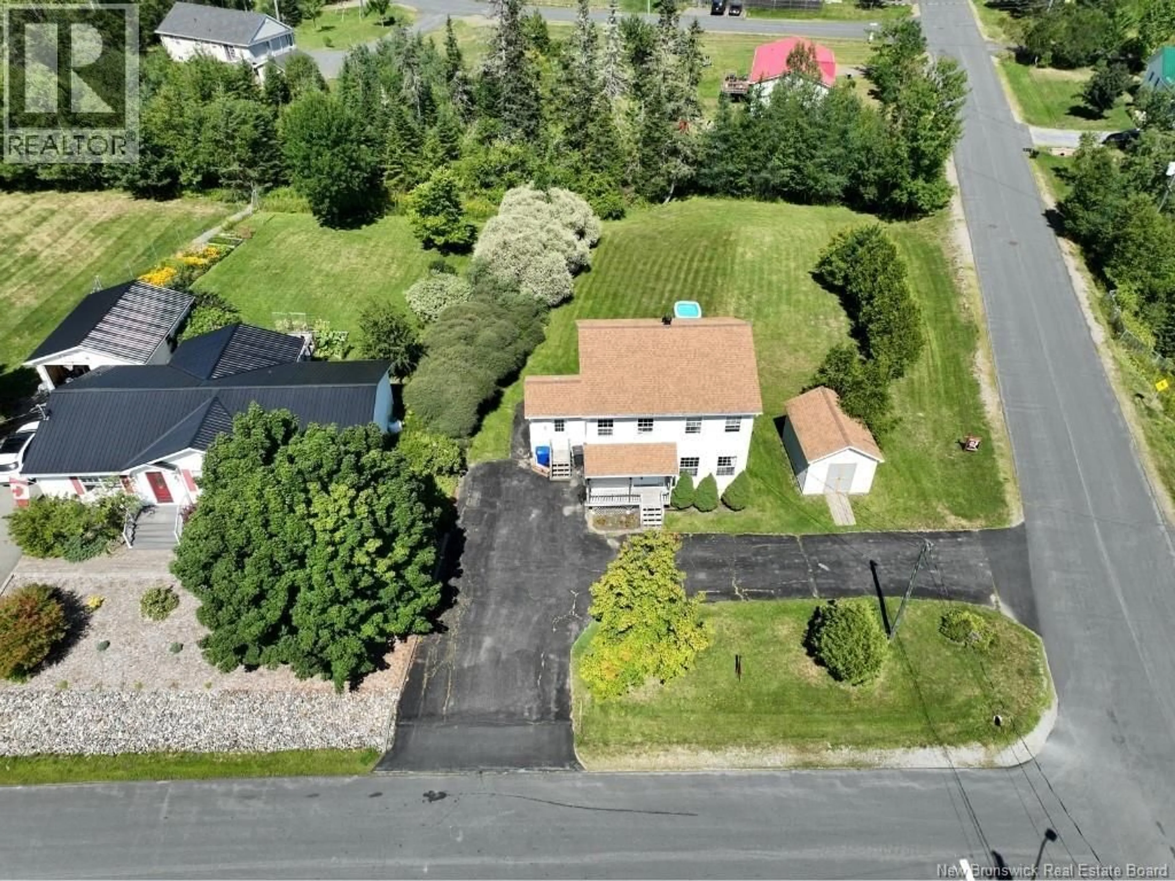 A pic from outside/outdoor area/front of a property/back of a property/a pic from drone, street for 34 DUNN AVENUE, Saint Andrews New Brunswick E5B3V5