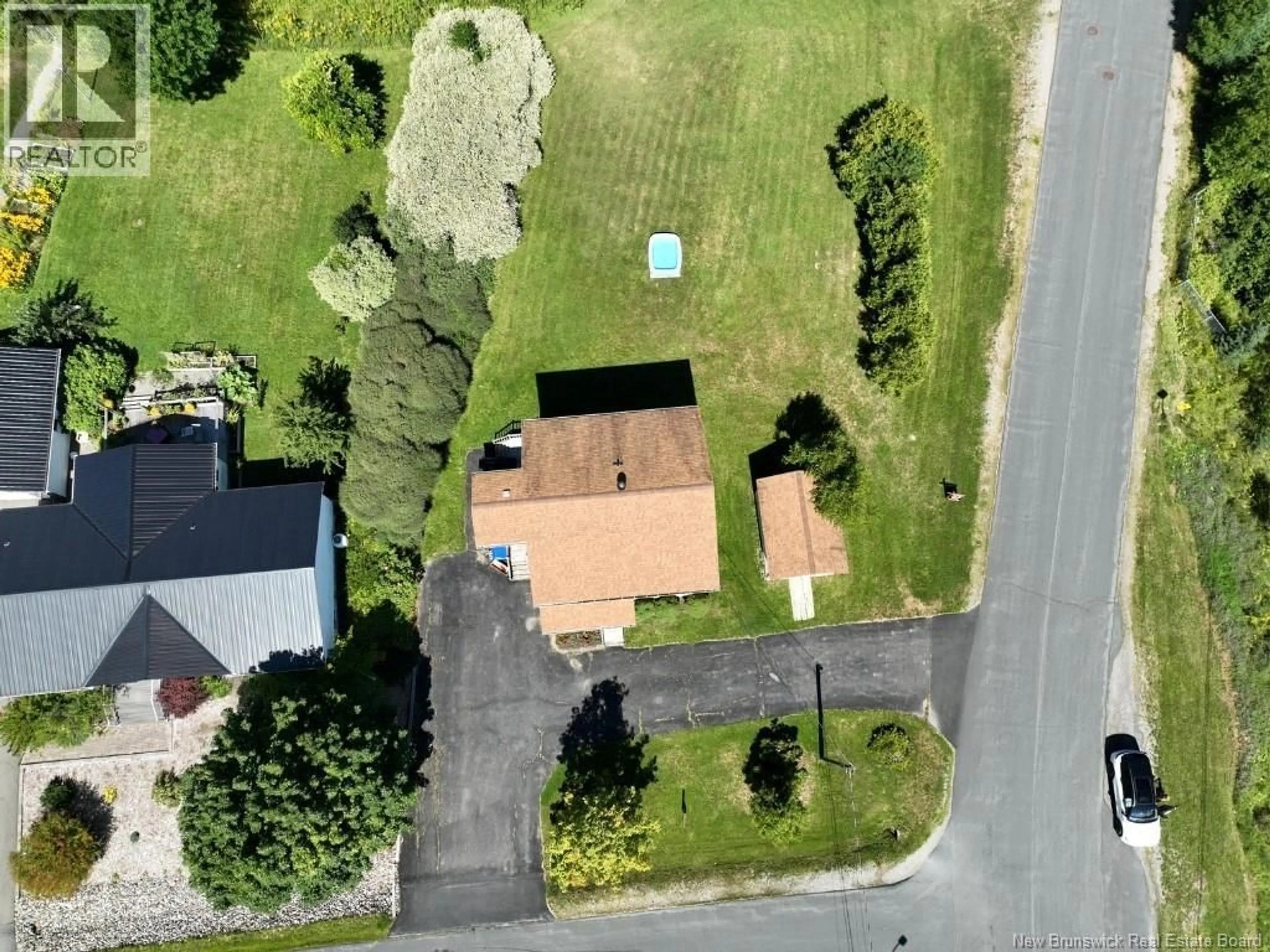 A pic from outside/outdoor area/front of a property/back of a property/a pic from drone, street for 34 DUNN AVENUE, Saint Andrews New Brunswick E5B3V5