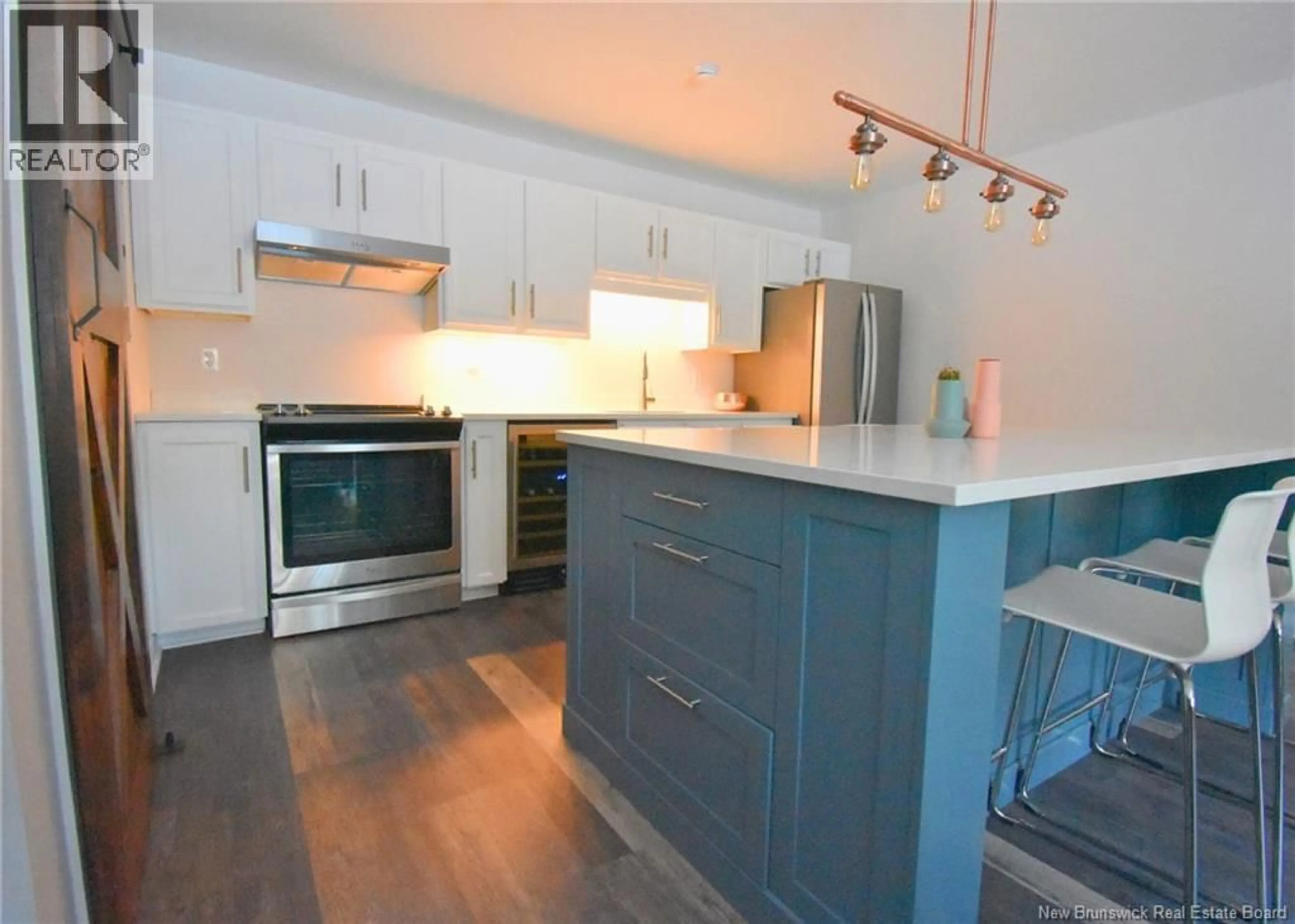 Open concept kitchen, wood/laminate floor for 19 - 20 WOODHOLLOW, Saint John New Brunswick E2J0B7