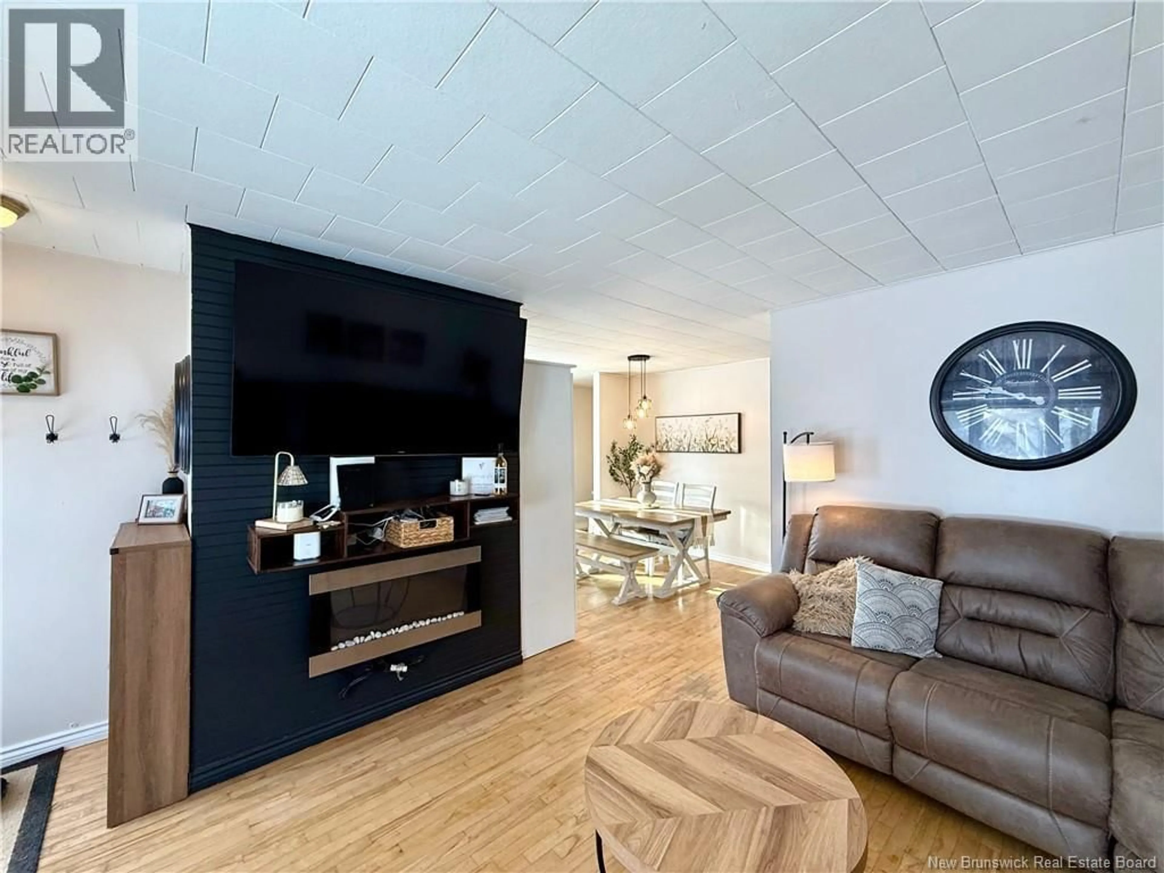 Living room with furniture, wood/laminate floor for 78 LEOPOLD-COUTURIER AVENUE, Saint-Jacques New Brunswick E7B1E4