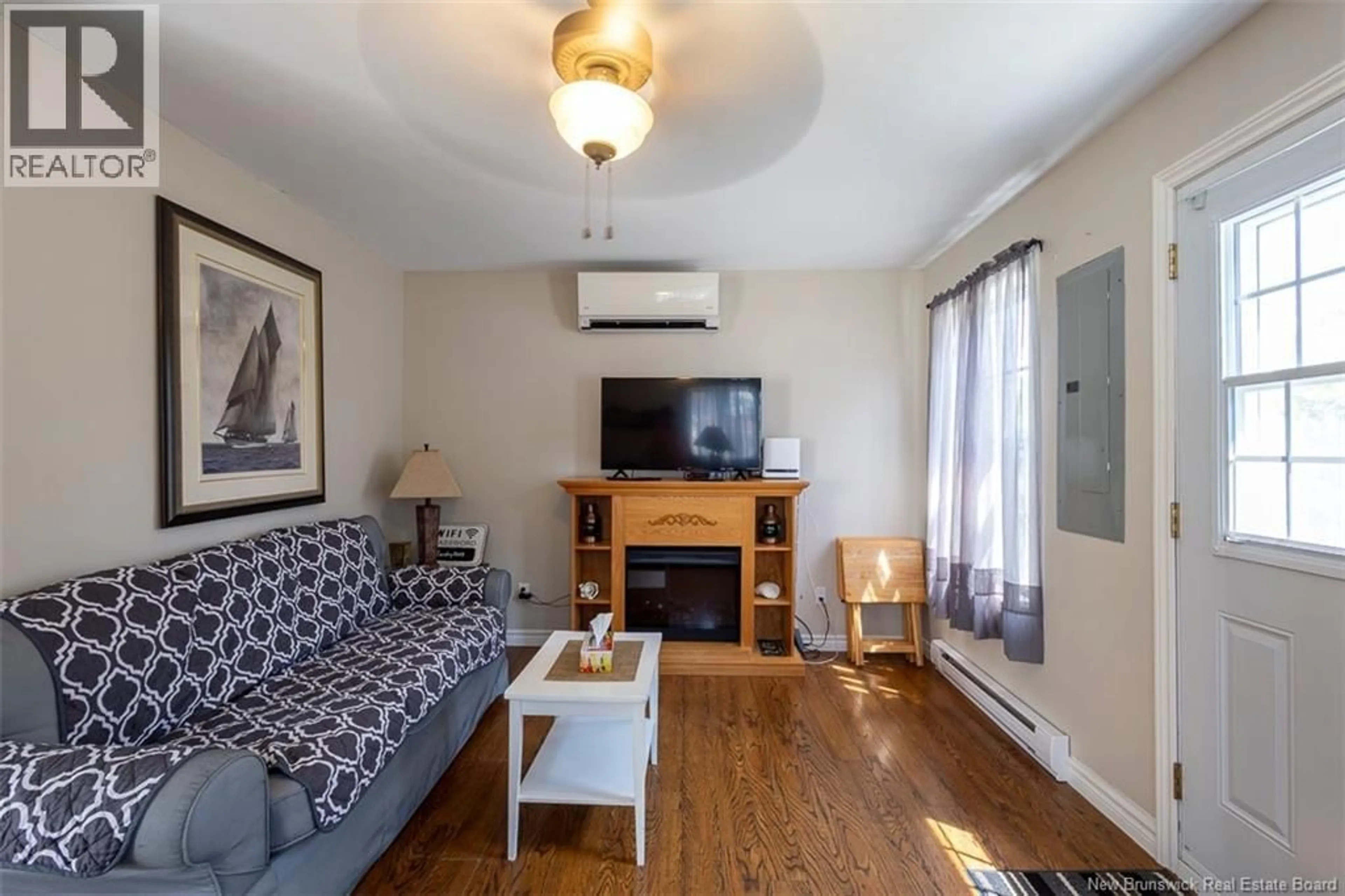 Living room with furniture, wood/laminate floor for 7 JARVIS STREET, Pointe-Du-Chêne New Brunswick E4P4M6