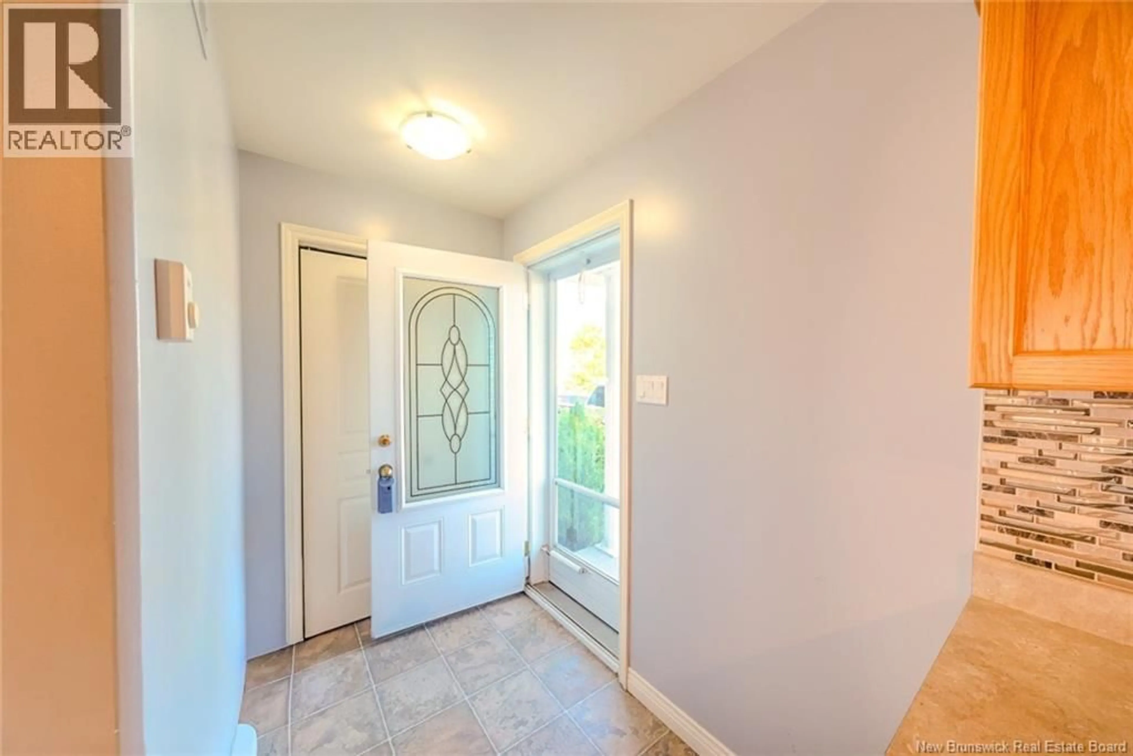 Indoor entryway for 159 DAMIEN, Dieppe New Brunswick E1A0G2